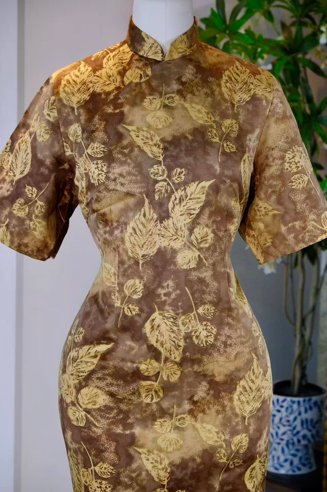 50年代 - 五十年代台湾金叶旗袍：丝绸上的秋日诗篇 | 1950s - Golden Leaves of the 1950s: An Autumn Poem Woven in Silk