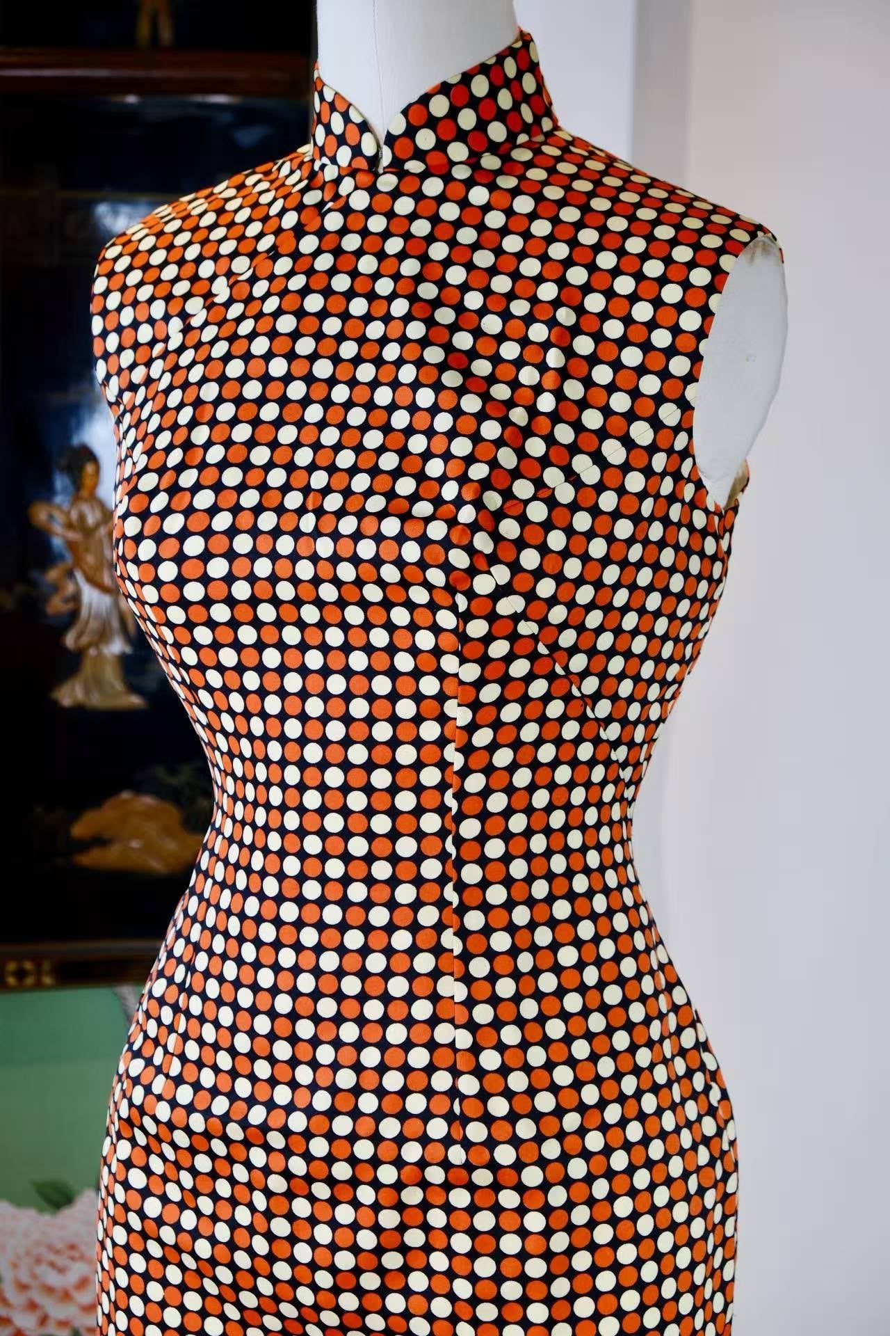 60年代 - 墨底三色波点旗袍：六十年代波普狂想曲 | 1960s - Ink-Black Polka Dot Qipao: A 1960s Pop Art Rhapsody