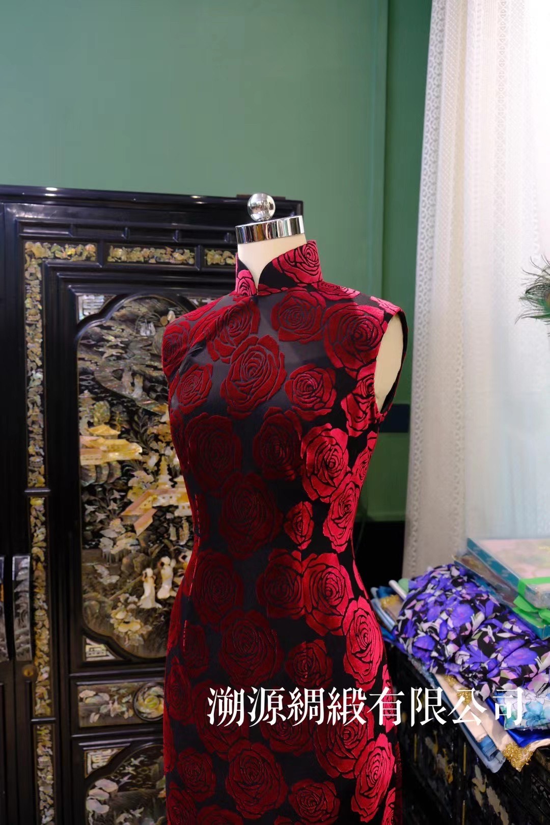 客定结缘 - 暗夜烈焰：红丝绒玫瑰无袖旗袍 | Customized Design - Midnight Inferno: Red Velvet Rose Sleeveless Qipao