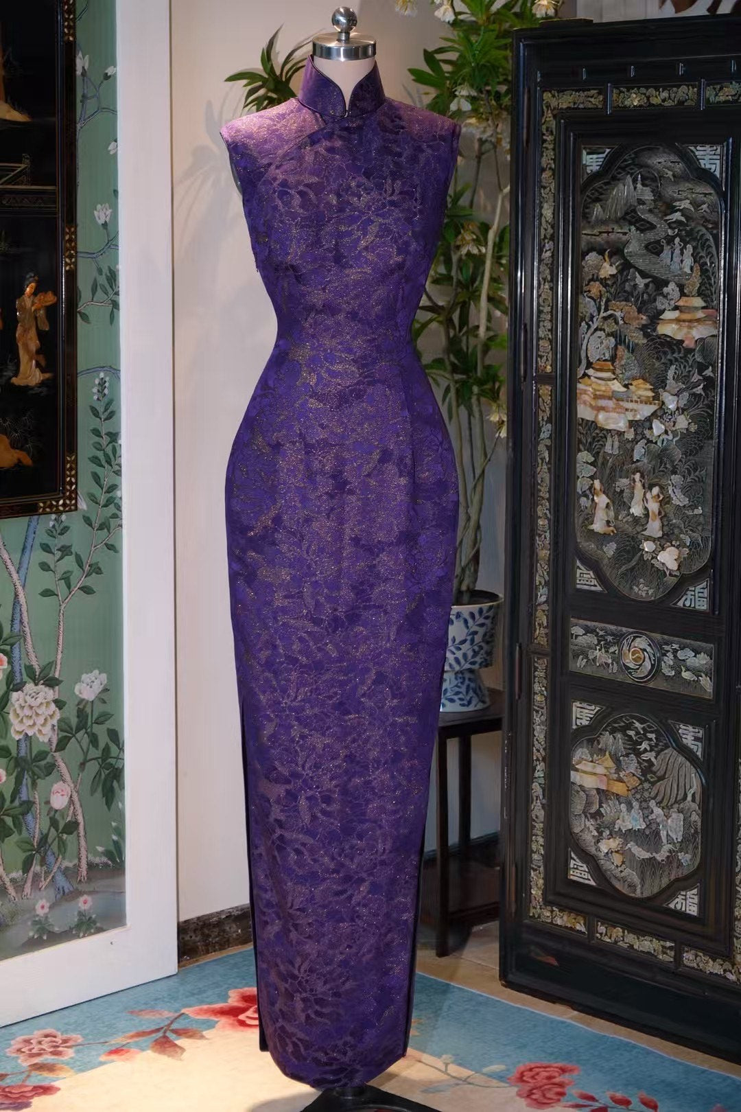 客订结缘 -《织金双姝 · 紫焰丹华》—— 典藏级雍容紫色与热烈红色，金丝暗纹长款礼服旗袍 | Customized Design - "Gilded Gemini · Violet Flame & Vermilion Bloom" — Collector's Brocade Long Cheongsam Gowns in Regal Purple and Passionate Red