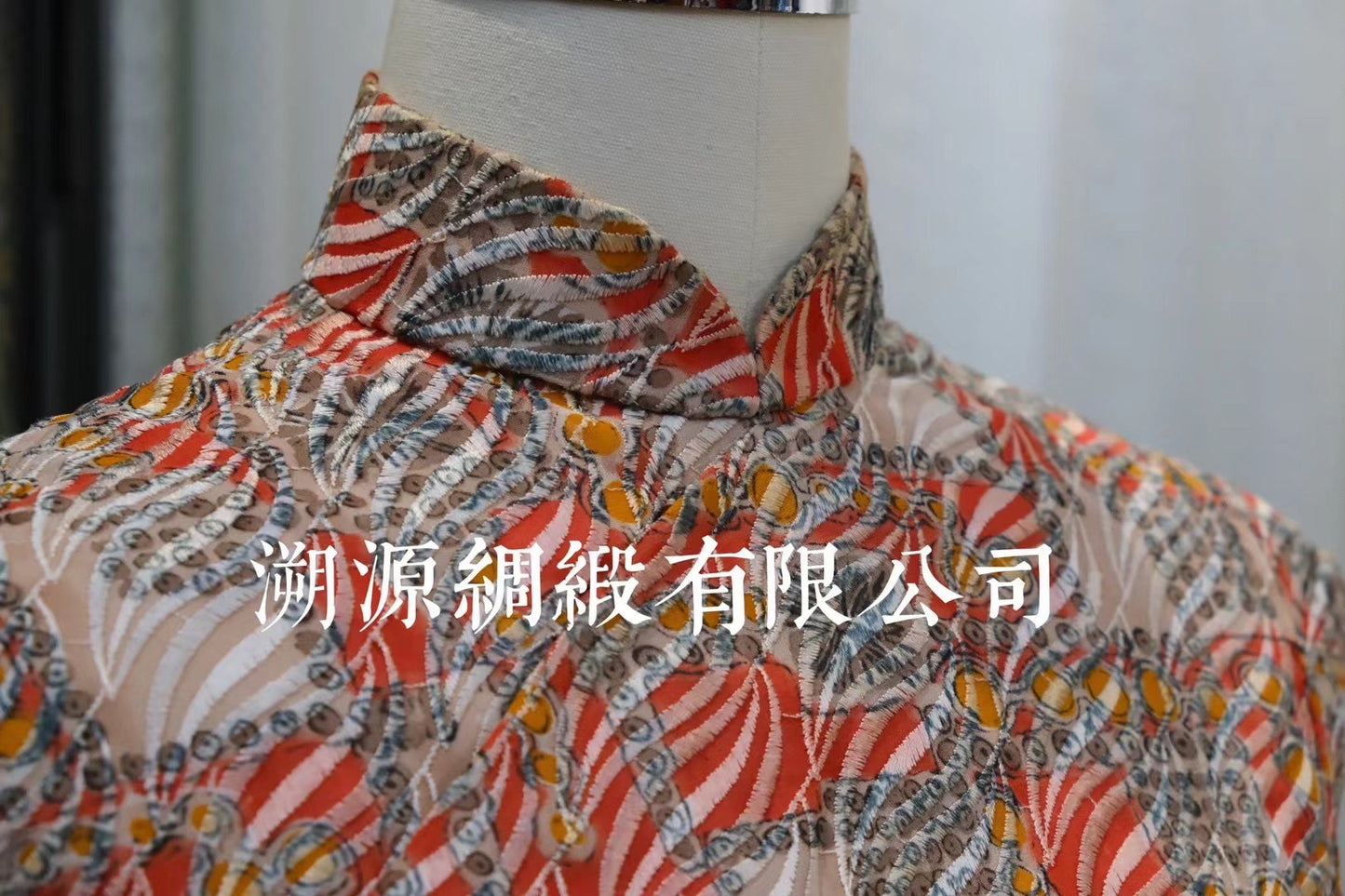 60年代 - 摩登珍藏：橘红色调刺绣几何无袖港式旗袍（流苏扇形图案）| 1960s - Mod Collection: Burnt Orange Embroidered Geometric Sleeveless Hong Kong Qipao (Tassel Fan Motif)