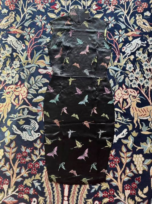 50年代 - 百蝶穿花：五十年代香港织锦缎旗袍的艺术叙事与工艺绝响 | 1950s - A Dance of a Hundred Butterflies: The Artistic Narrative and Vanishing Craft of a 1950s Hong Kong Brocade Qipao