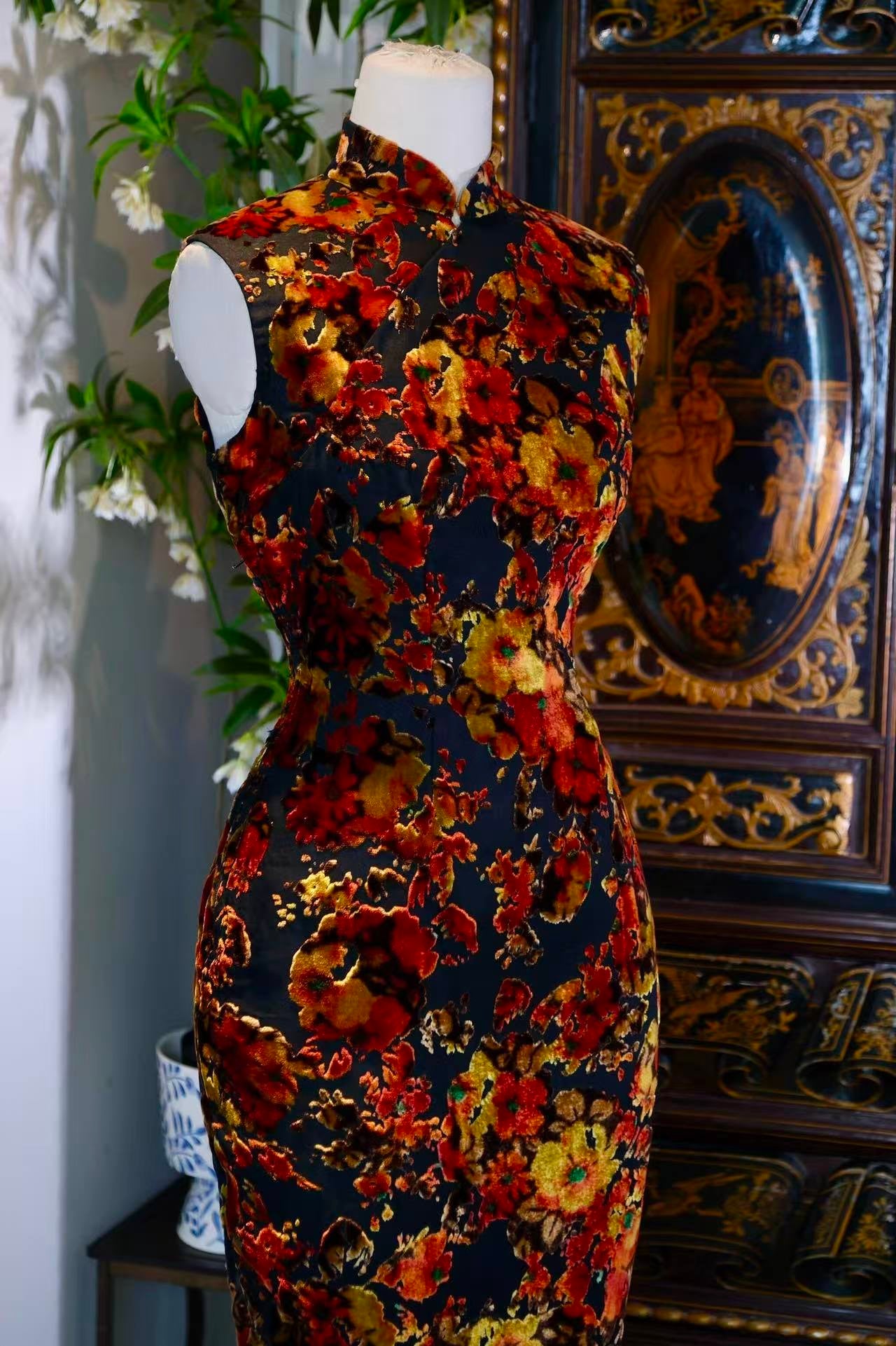 60年代 - 六十年代烧花丝绒手绘晕染古董旗袍 | 1960s - A Burn-Out Velvet Dream: A 1960s Hand-Painted Ombre Antique Qipao