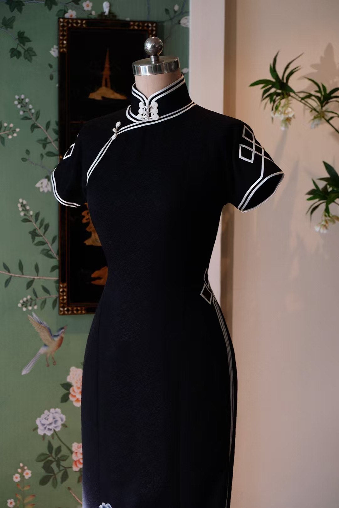 客订结缘 - 暗夜玫瑰：黑白水墨渐变印花长旗袍，配新中式几何白描滚边 | Customized Design- Midnight Rose: Black and White Ink Wash Gradient Long Cheongsam with Neo-Chinese Geometric Piping