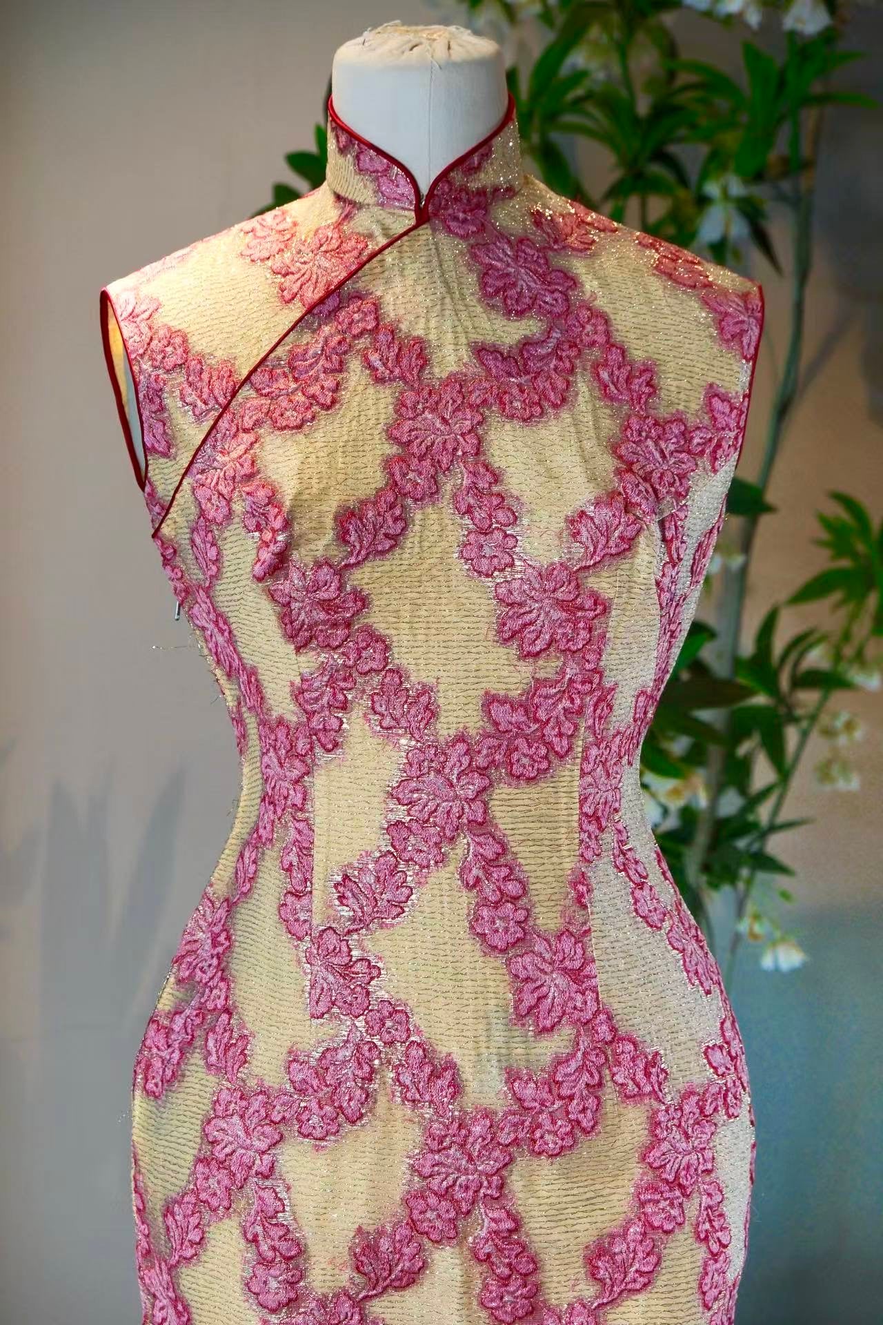 60年代 - 香槟金绯红金属刺绣蕾丝线香绲古董港式旗袍 | 1960s - A Vintage 1960s Hong Kong Cheongsam with Champagne Gold Metallic Embroidery and Scarlet Lace
