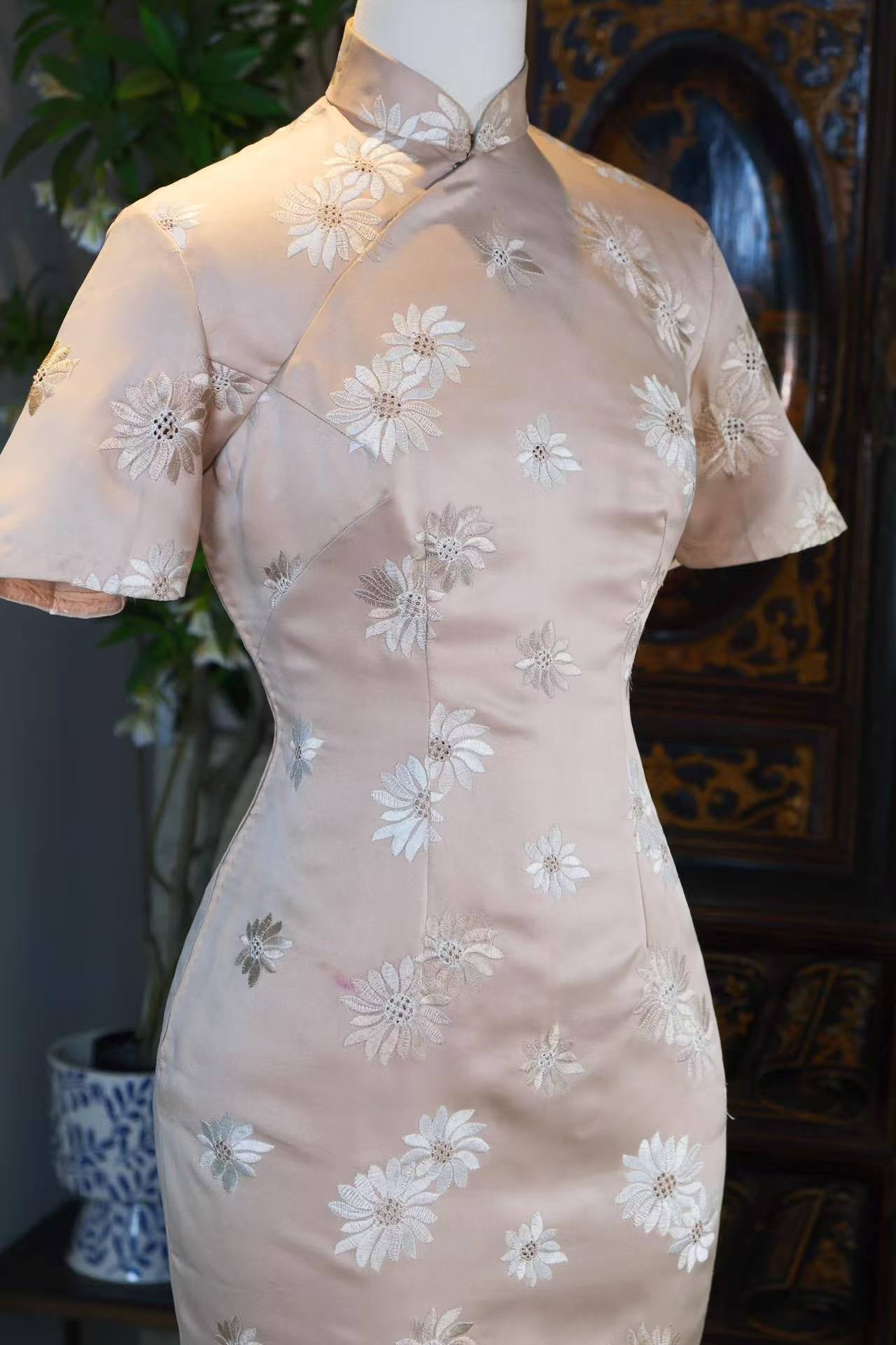 50年代 - 五十年代香槟色缎面机绣香港旗袍：流动的时光锦书 | 1950s - 1950s Champagne Satin Machine-Embroidered Hong Kong Qipao: A Fluid Scroll of Time