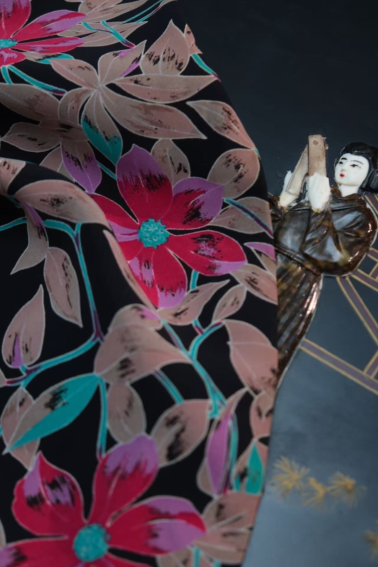 60年代 -【霓虹夜宴】Vintage 60s 丝绸无袖旗袍：黑底“粉蓝烟火”高定印花 | 1960s - "Neon Night Feast" Vintage 60s Silk Sleeveless Cheongsam: Black Base with "Pink and Blue Firework" Couture Print