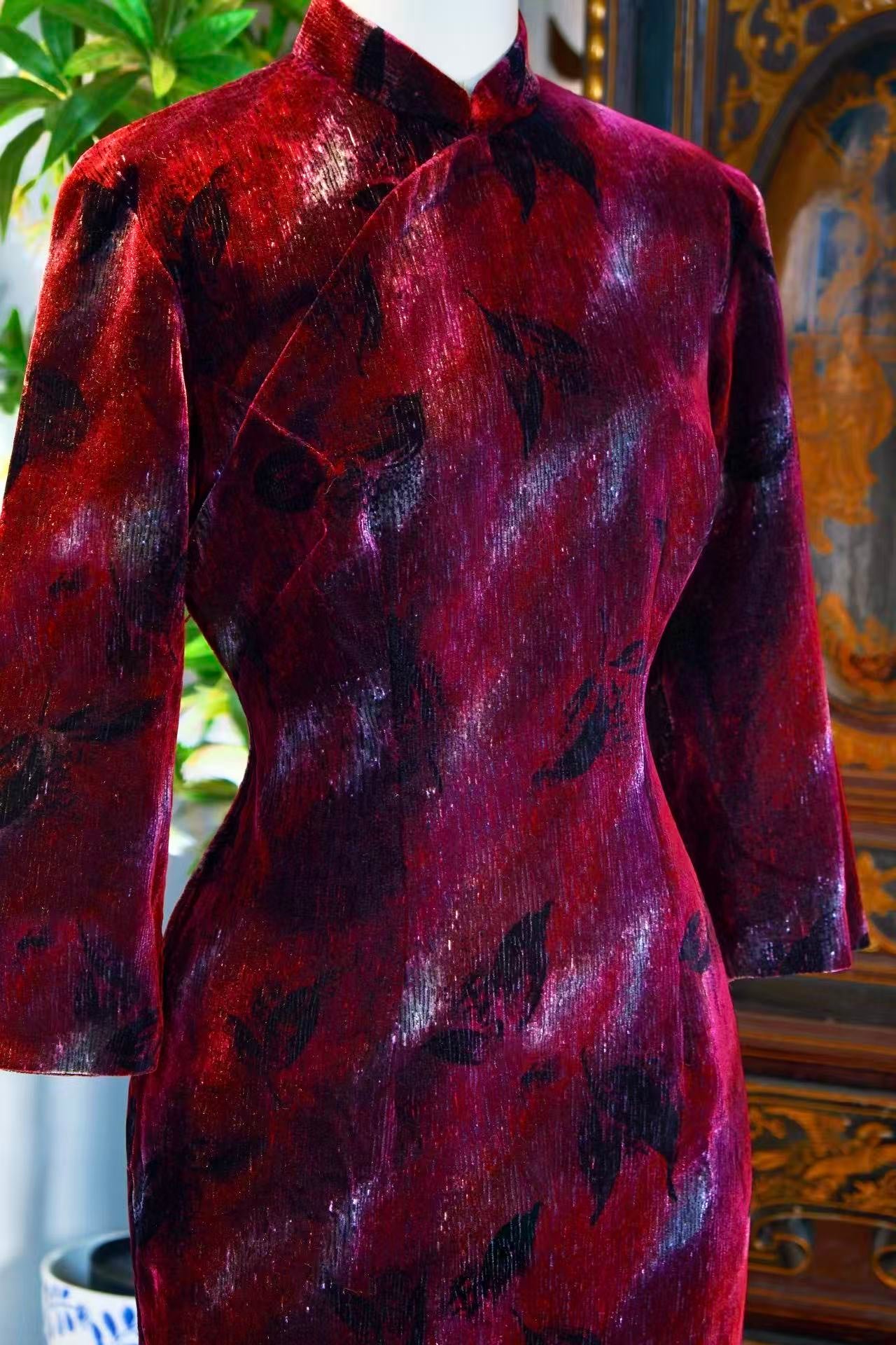 60年代 - 香港手绘丝绒古董旗袍 | 1960s - A Vintage 1960s Hong Kong Hand-Painted Velvet Cheongsam