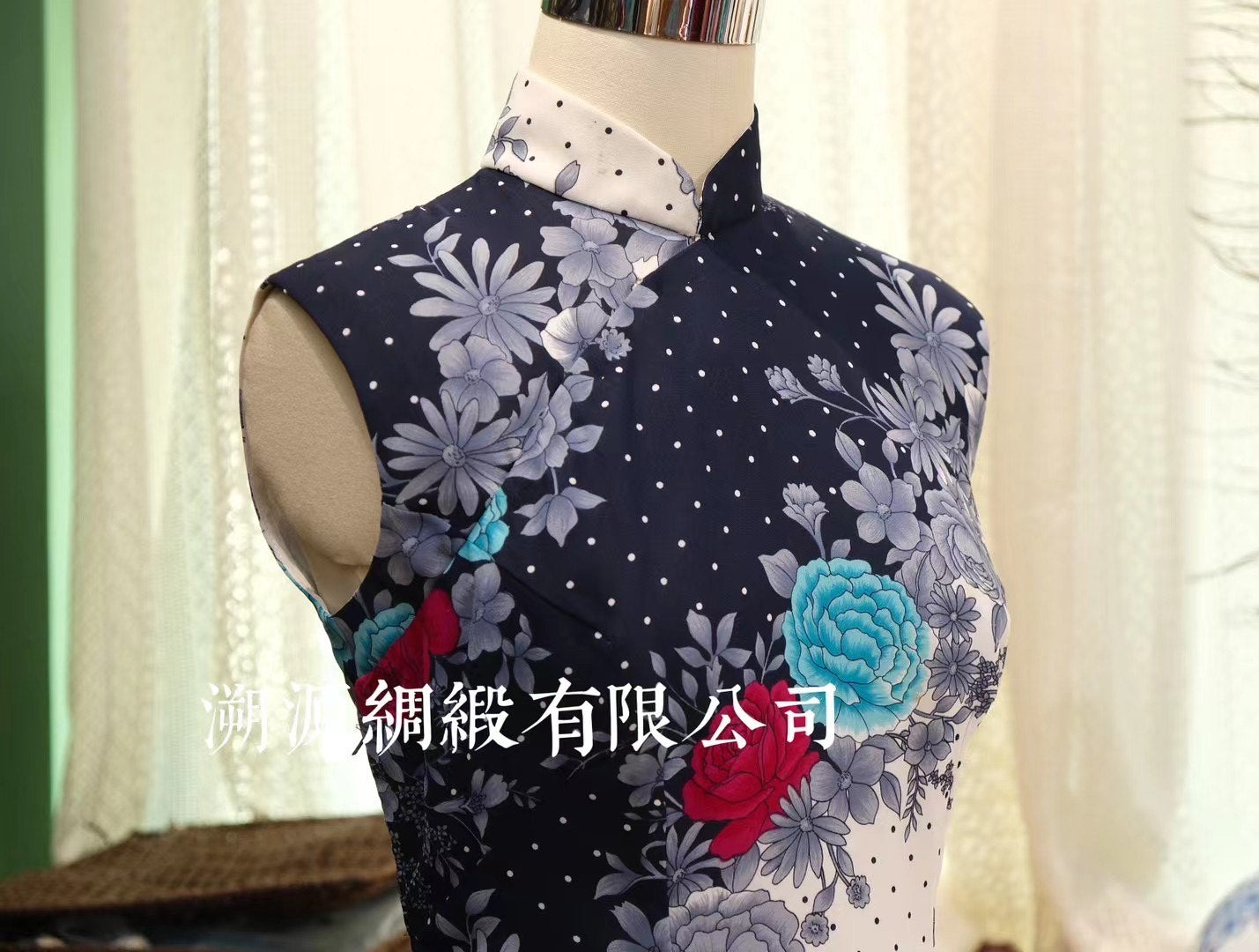 60年代 - 波普撞色：黑白撞色波点印花无袖摩登旗袍 | 1960s - A Mod/Pop Art Style Sleeveless Qipao/Cheongsam with Color-Block Polka Dot and Vivid Floral Print