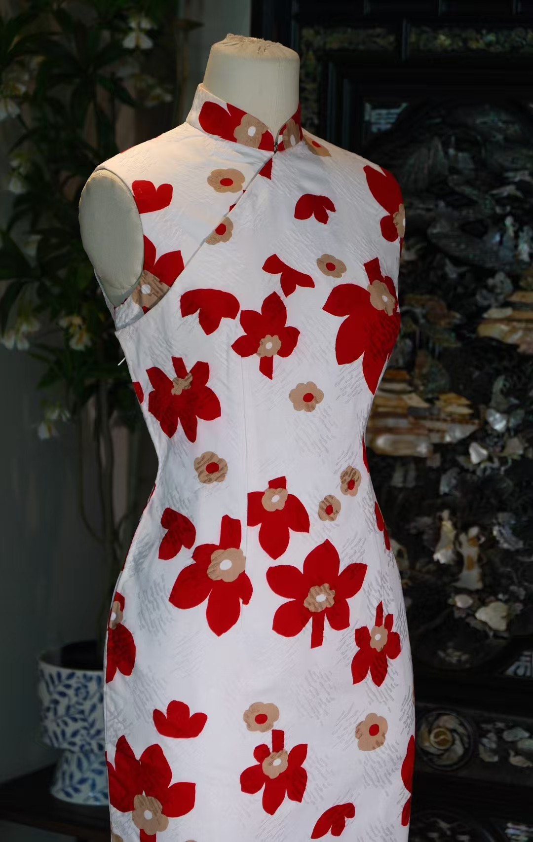 60年代 -《朱砂年华 · 摩登剪影》—— 1960年代东方美韵，白底热烈朱红印花港式古董旗袍 | 1960s - "Cinnabar Bloom · Modern Silhouette" — A 1960s Oriental Charm, White-Base Hot Red Print Hong Kong Vintage Cheongsam