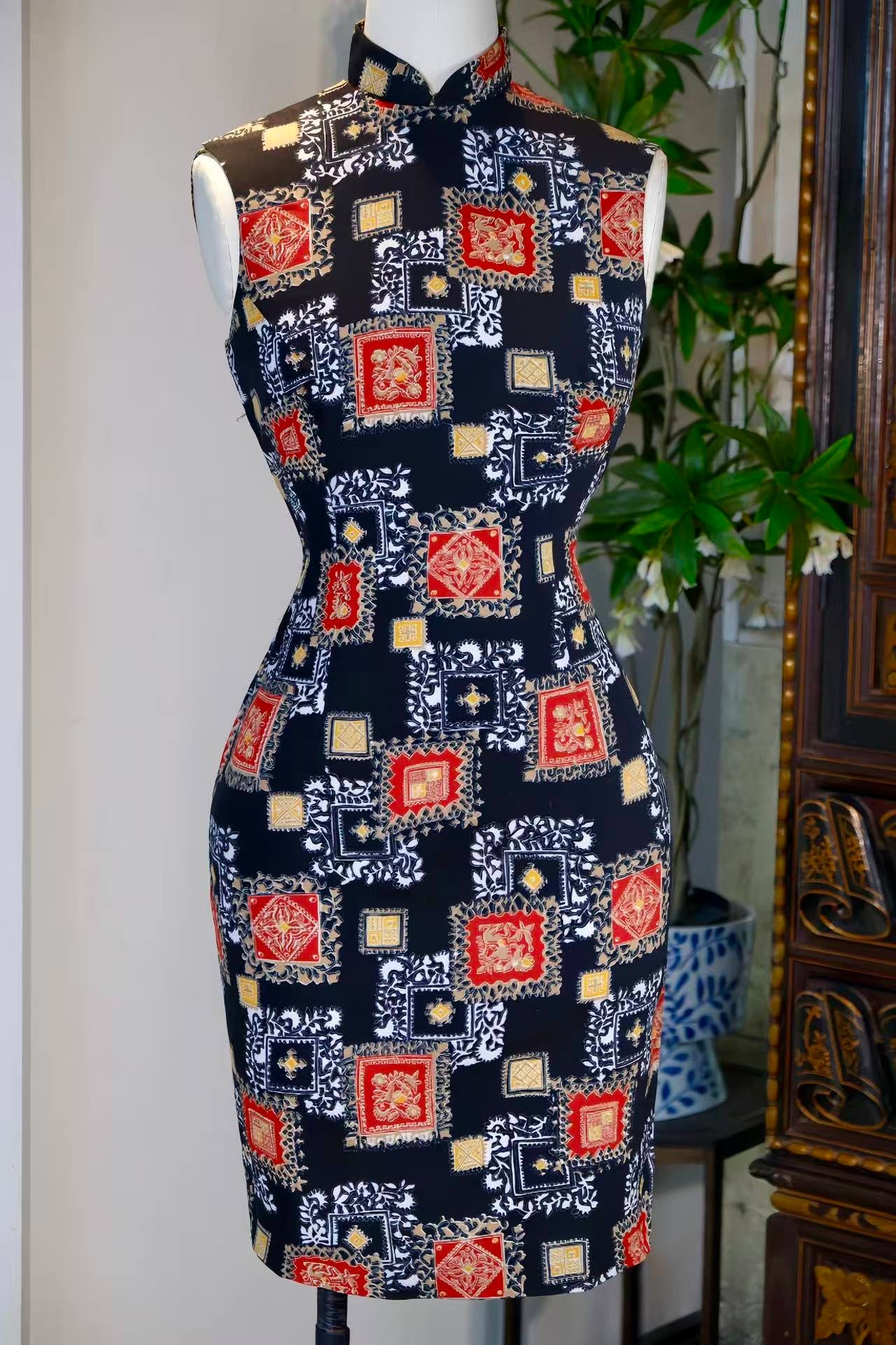 60年代 - 时光锦书·1960年代香港产玄黑丝绸蒙德里安风格几何抽象印花古董旗袍 | 1960s - Timeless Brocade: A 1960s Hong Kong Vintage Black Silk Cheongsam with Mondrian-Style Geometric Abstract Print