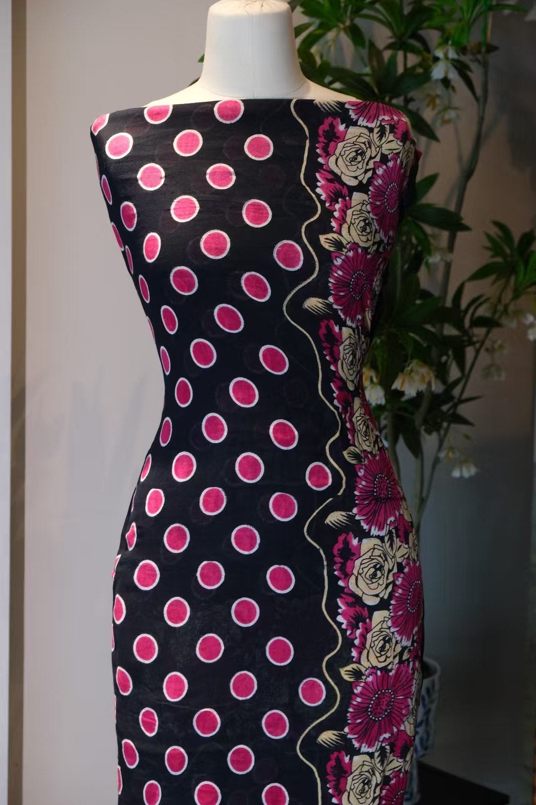 布料名 -【午夜舞会】黑底巨型圆点与柔美玫瑰拼接印花高定艺术布料 | Fabric Name - 【Midnight Ball】Black Base Oversized Dot & Romantic Rose Panel Print Haute Couture Art Cloth