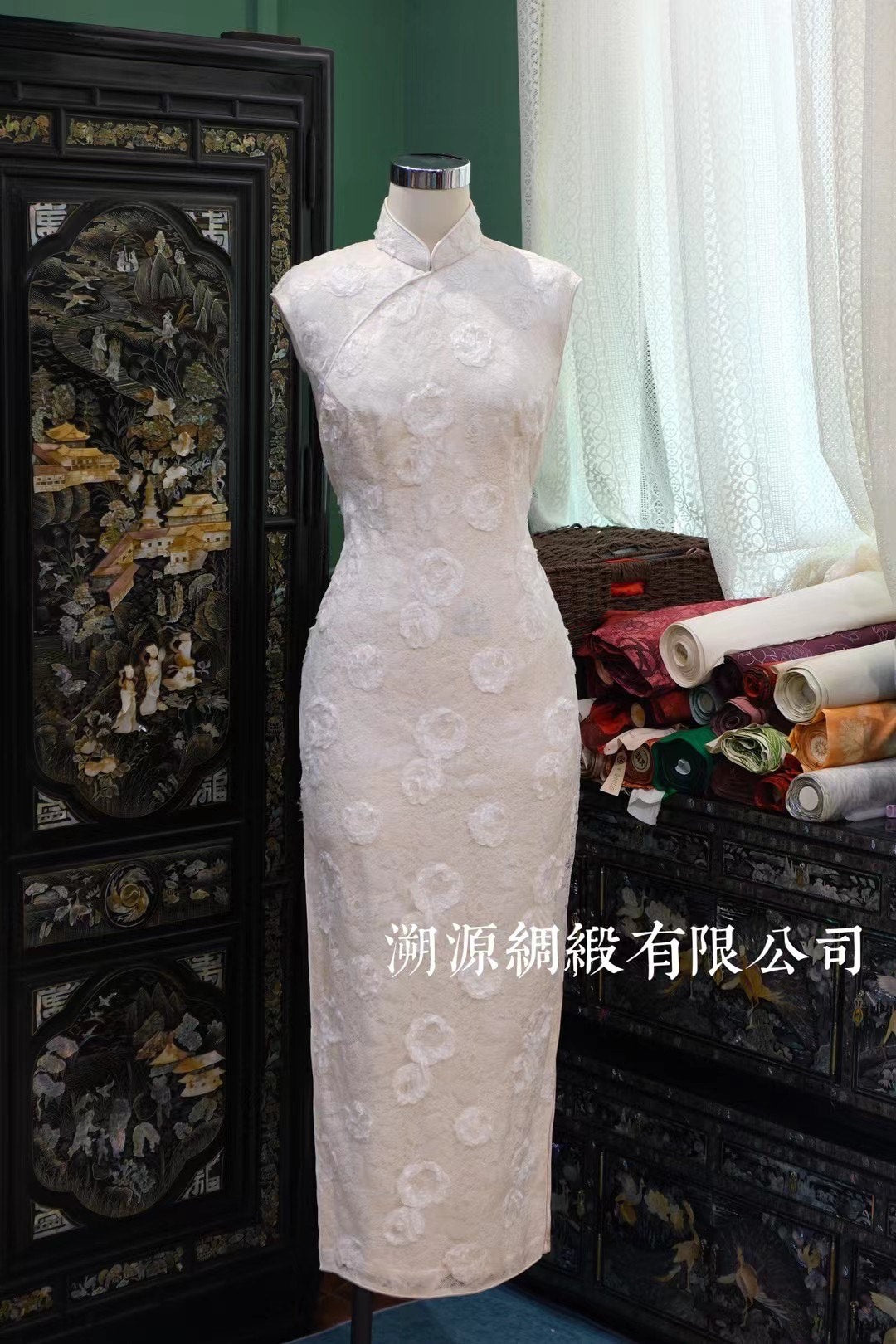 60年代 - 古董级：60年代汉白玉色纯手工立体织花无袖曳地港式旗袍 | 1960s - Antique Collector's Piece: 60s Ivory Handcrafted 3D Floral Lace Sleeveless Maxi Qipao