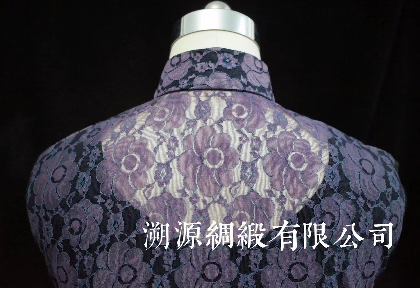 60年代 - 港式双色交织 立体花卉蕾丝 暗紫透视挖胸 无袖中长款 古董旗袍：【午夜香吻】| 1960s - Hong Kong Style Two-Tone Interwoven Dimensional Floral Lace Sheer Yoke Sleeveless Mid-Length Antique Qipao: "Midnight Kiss"