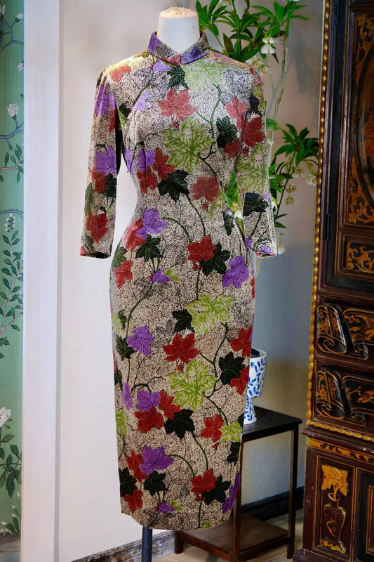 60年代 - 香港金产丝绒古董印花旗袍：叶影流年，织就风华 | 1960s - Leaves, Shadows, and the Flow of Time: A Vintage Hong Kong Gold Velvet Print Cheongsam