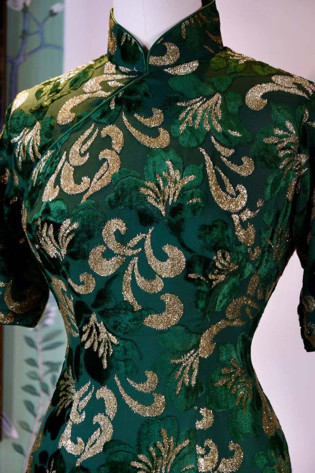 60年代 - 绿金流韵·六十年代香港制意大利织金烧花丝绒线香绲古董旗袍 | 1960s - Flowing Emerald & Gold: A 1960s Hong Kong Vintage Italian Devoré Gold Brocade Velvet Cheongsam with Incense-Stick Piping