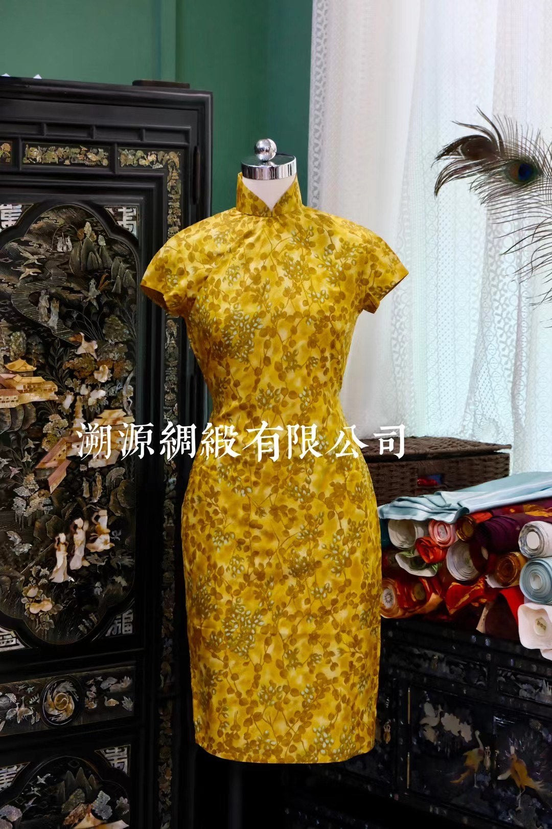 50年代 - 珍稀古董收藏：海派风格芥末黄短袖枝叶印花修身旗袍 | 1950s - Rare Antique Collection: Hong Kong Style Mustard Yellow Short-Sleeve Qipao with Foliage Print