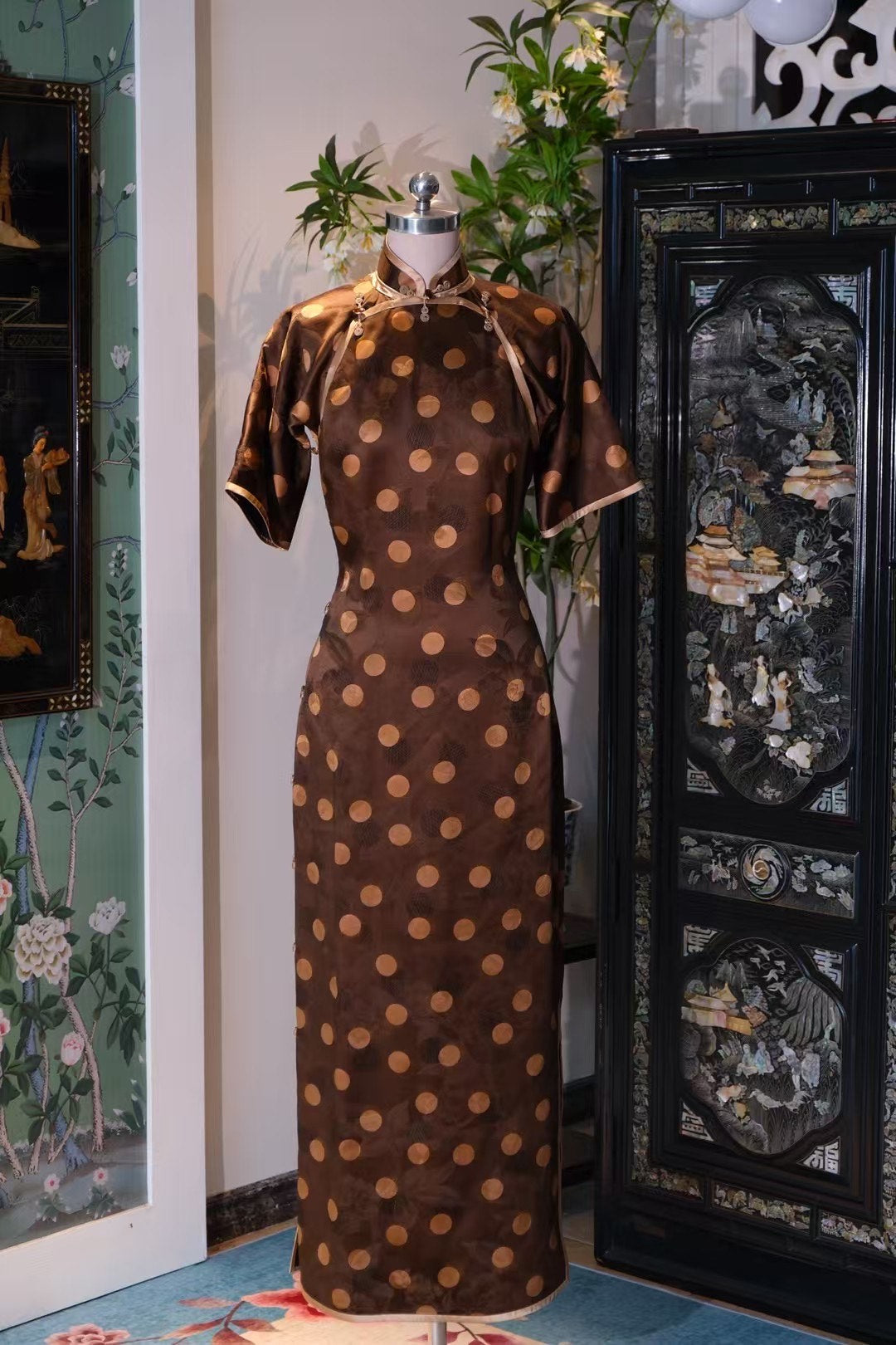 出售样衣 -《摩登茶韵·36姆米重缎牡丹提花波点香云纱旗袍》|  Sample Sale -《Modern Tea Ripple·The Polka Dot Qipao in 36 Momme Heavy Satin Peony Jacquard Mud Silk》