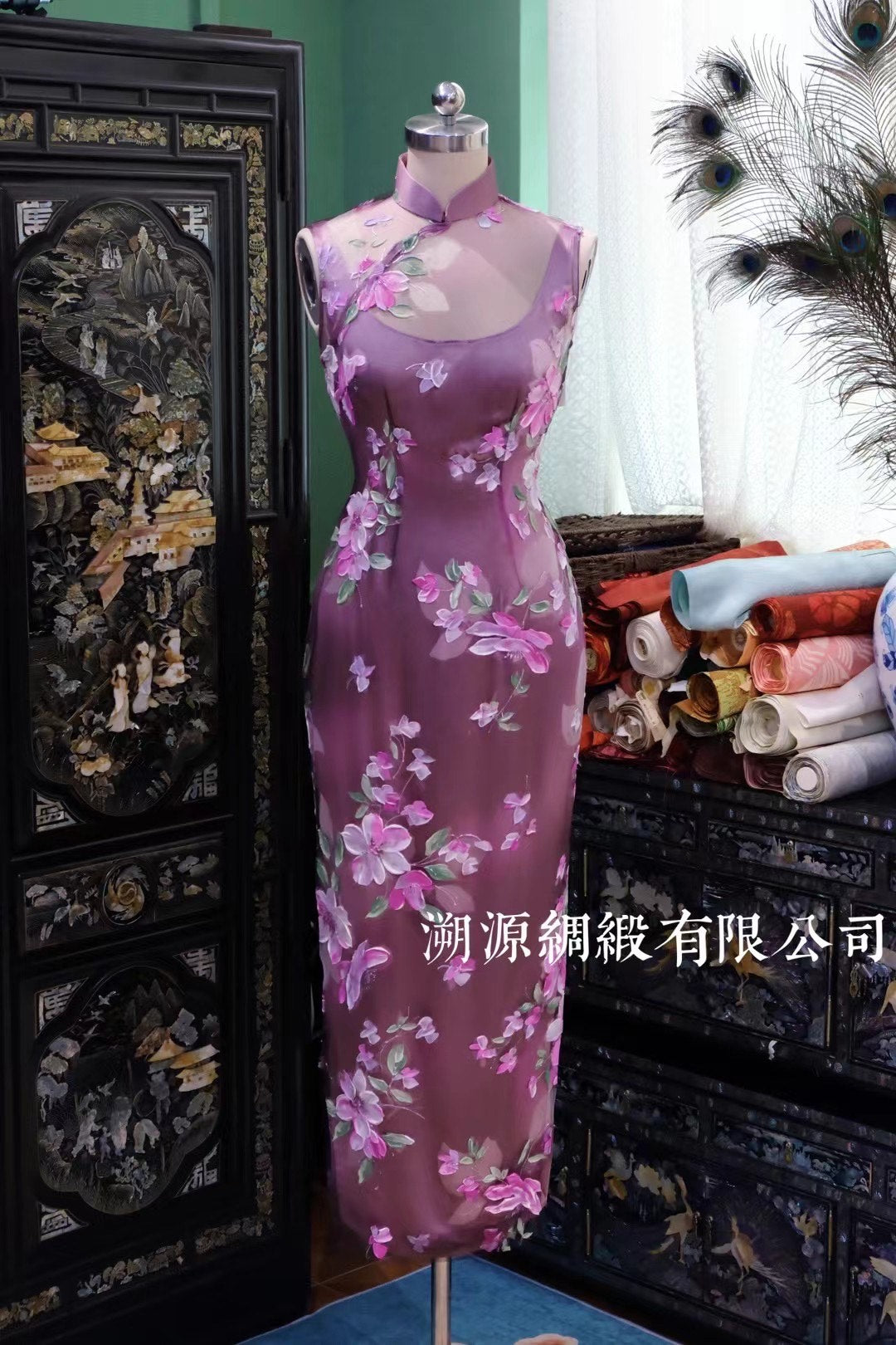 客定结缘 - Ruffo Coli 高定手工彩绘双层欧根纱无袖旗袍：《紫鸢花之恋》| Customized Design - Ruffo Coli Hand-Painted Haute Couture Double-Layer Organza Qipao: “Violet Iris Romance”