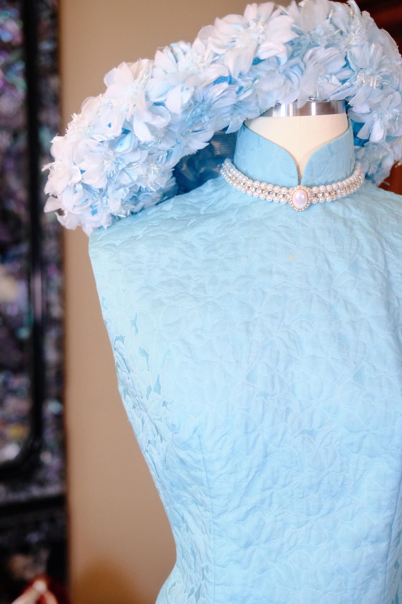 60年代 - 冰蓝幻境：肌理棉上的六十年代优雅_HY | 1960s - Ice-Blue Mirage: 1960s Elegance Rendered on Textured Structural Cotton_HY