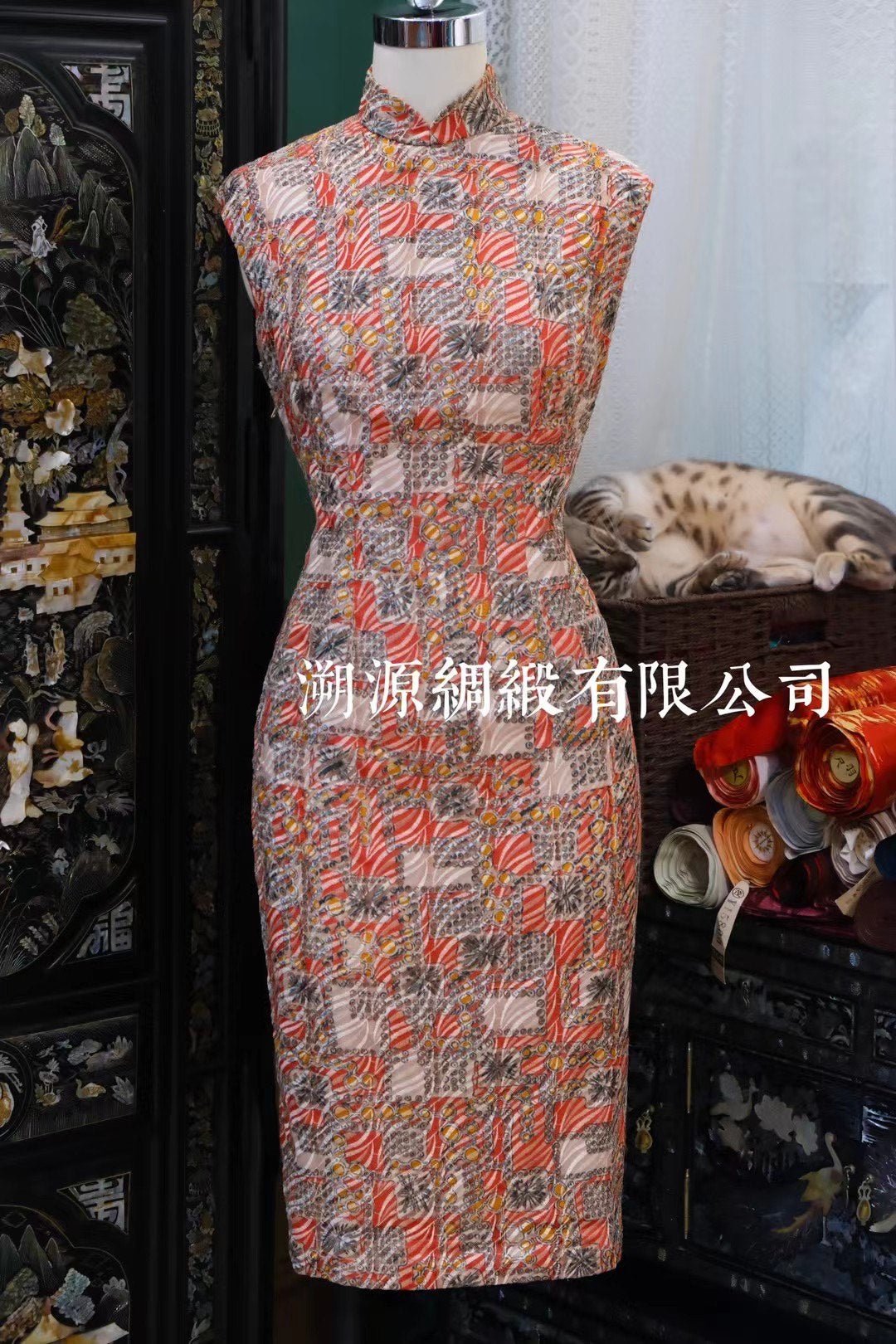 60年代 - 摩登珍藏：橘红色调刺绣几何无袖港式旗袍（流苏扇形图案）| 1960s - Mod Collection: Burnt Orange Embroidered Geometric Sleeveless Hong Kong Qipao (Tassel Fan Motif)