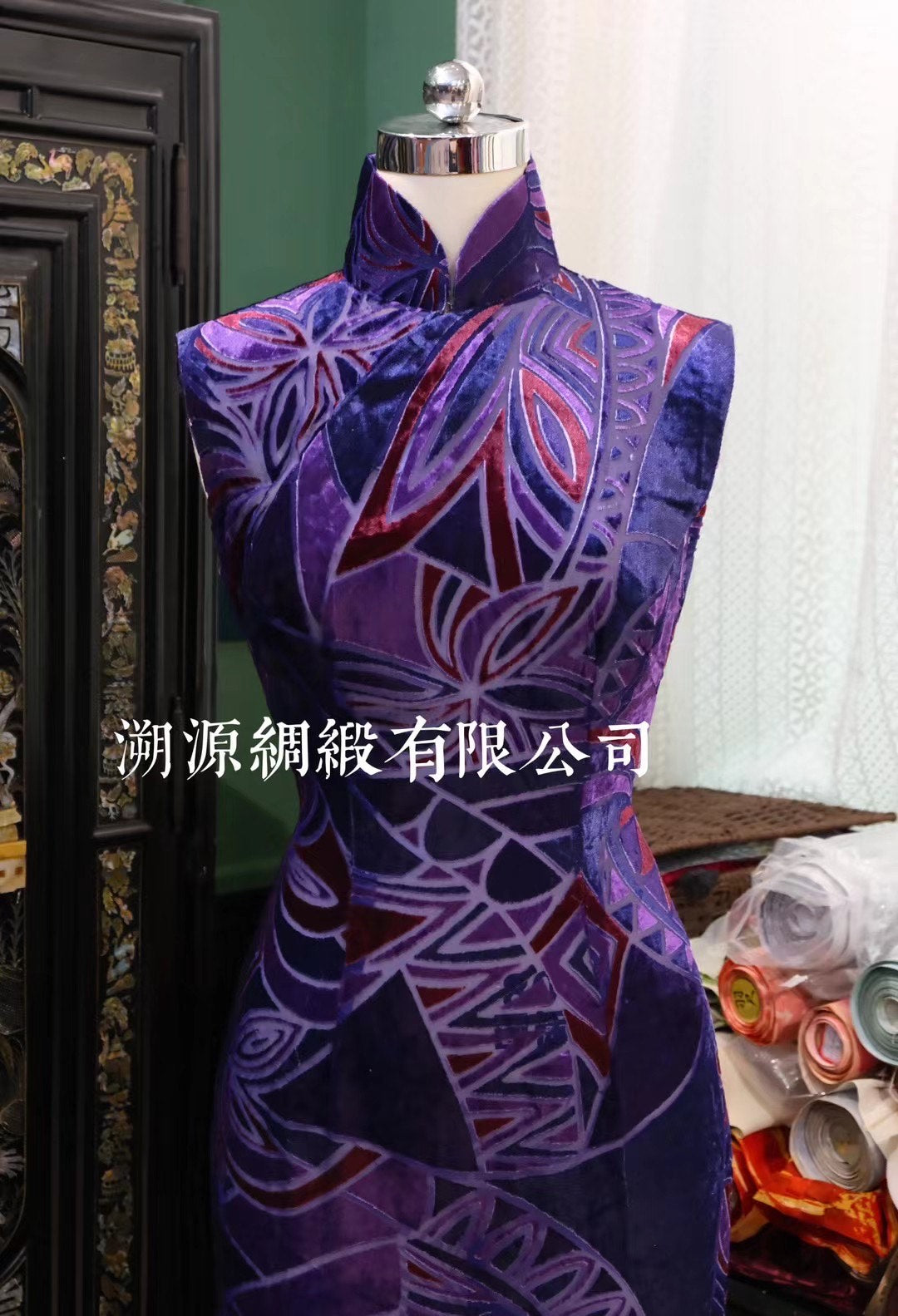高定成衣 - 幽蓝之境·烂花丝绒几何图腾旗袍 | Luxury Ready-to-Wear (RTW) - Realm of Deep Blue: Devoré Velvet Geometric Totem Qipao