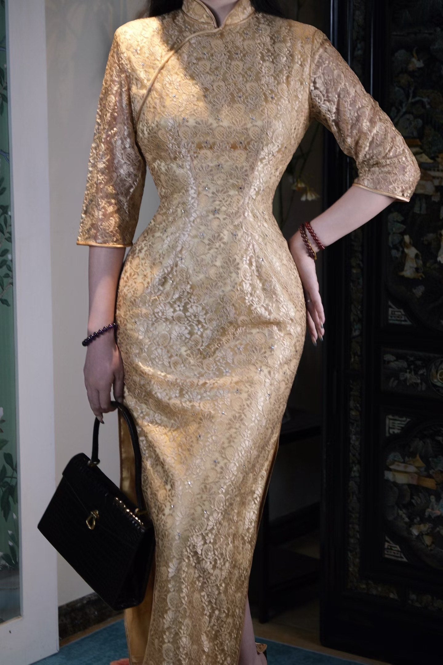 60年代 - 静谧的叙事：六件套珍藏之Vintage 60年代欧洲手工象牙白蕾丝古董旗袍 / 1960s - A Quiet Narrative: The Six-Piece Collection Featuring a Vintage 60s European Hand-Lace Ivory Antique Cheongsam