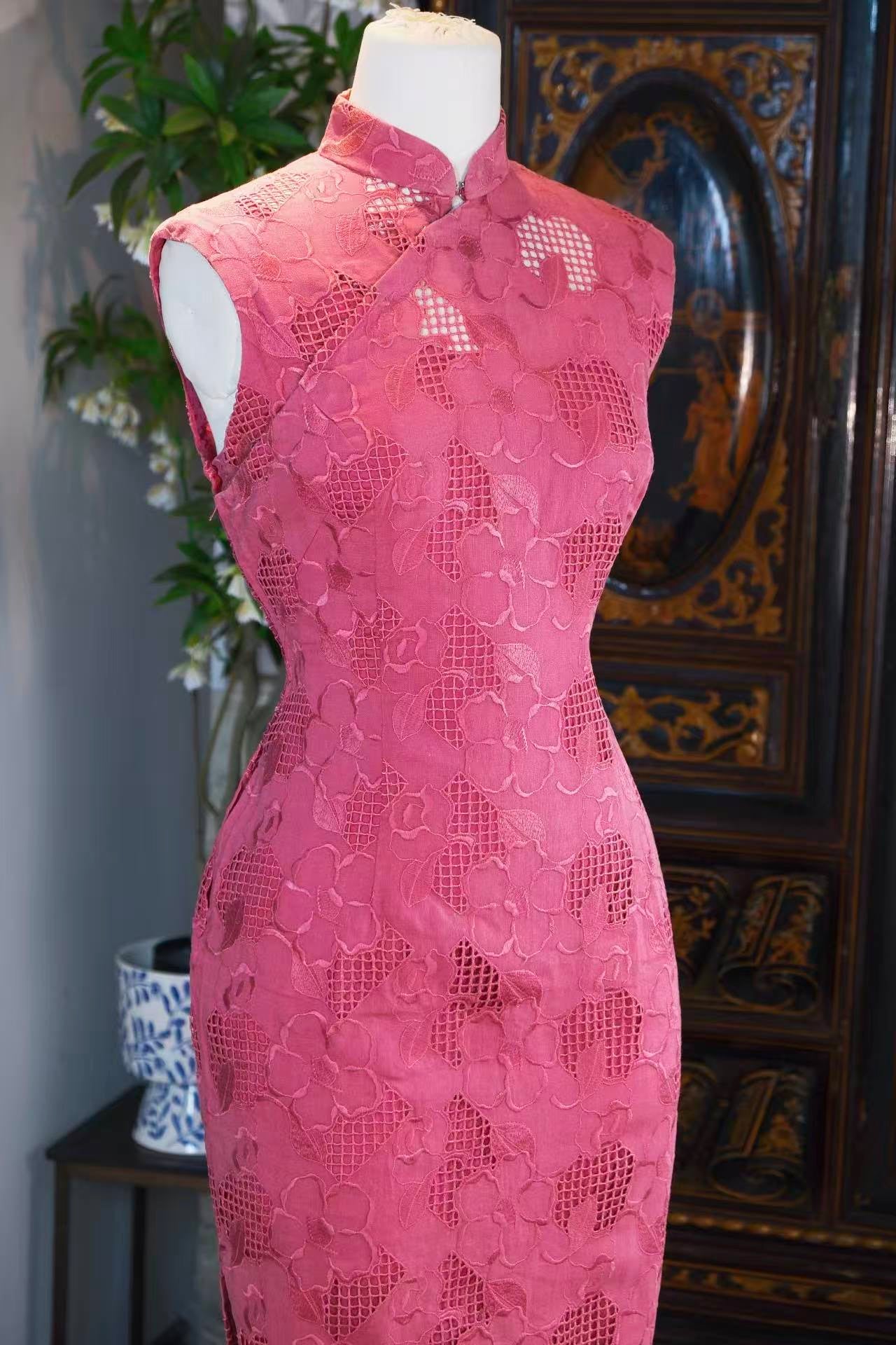 60年代 - 蕾丝锁边春色：六十年代港产古董旗袍的织绣美学 | 1960s - Lace-Hemmed Springtime: The Weaving Aesthetics of 1960s Hong Kong Antique Qipao