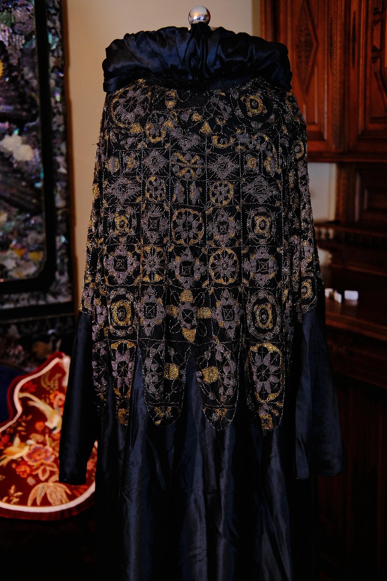 暗夜鎏金：民国廿年黑缎Art Deco钉珠大衣与星河礼服 | Gold Flowing Through the Dark Night: A Republic of China Year 20 (1930s) Black Satin Art Deco Beaded Coat and Galactic Gala Gown
