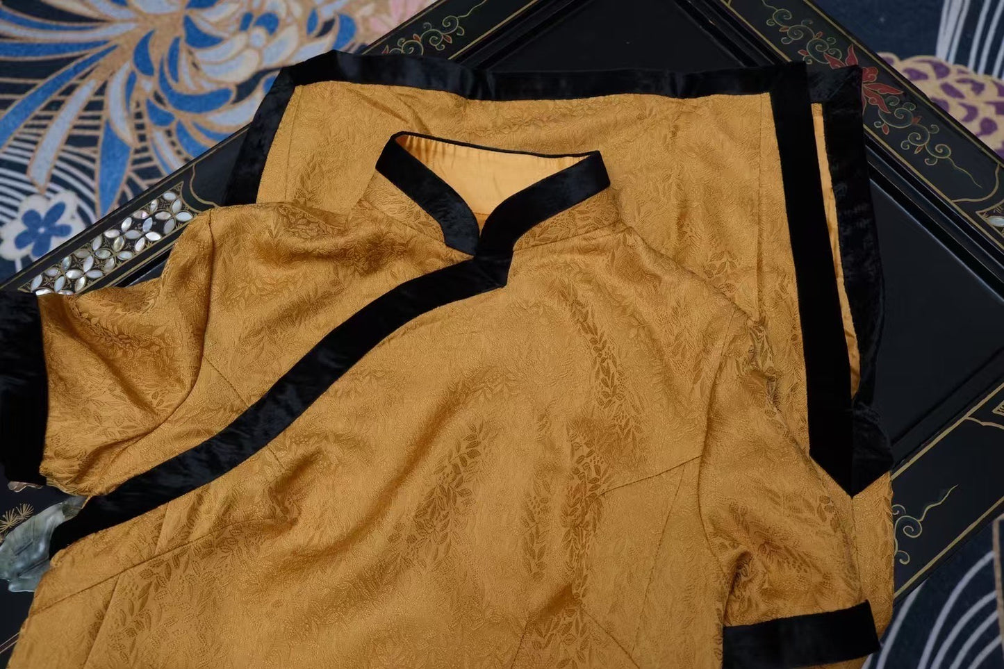 客订结缘 - 摩登复古：经典焦糖金色花卉提花短袖旗袍，配黑色丝绒滚边 | Customized Design - Modern Vintage Glamour: Classic Caramel Gold Floral Brocade Cheongsam with Black Velvet Trims