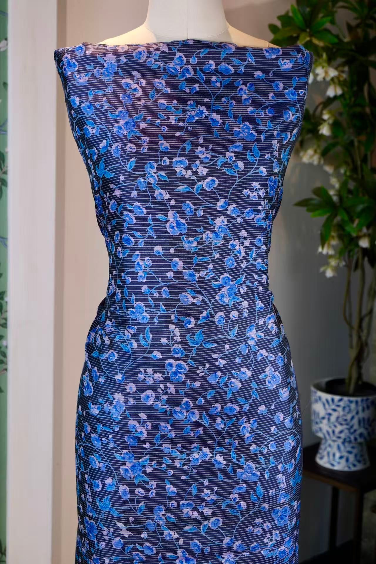 布料名 - 青花流岚：横纹经纬间的重工蓝调碎花写意真丝 | Fabric Name - Azure Mist: Literati Aesthetics and Horizontal-Grain Blue Floral Artisan Silk