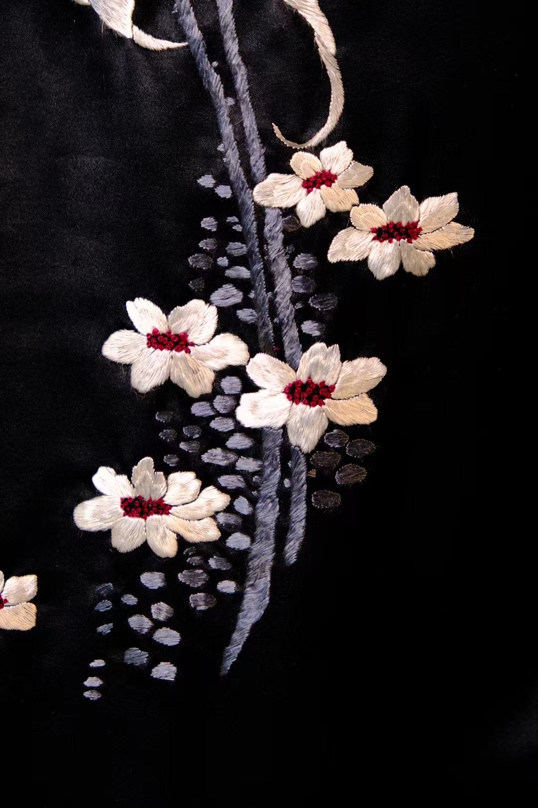 60年代 -【夜绽朱槿】港工典藏：长款真丝苏州刺绣古董旗袍——栩栩如生扶桑花 | 1960s - "Midnight Hibiscus Bloom" Hong Kong Heritage: Long Silk Embroidered Antique Cheongsam – Lifelike Hibiscus Motif