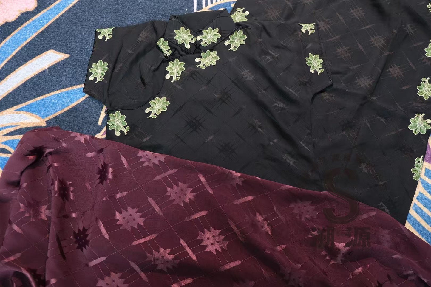 30年代 -【Art Deco民国袍】午夜星辰：几何暗纹绿萼梅刺绣旗袍 | 1930s - "Midnight Stardust": The Art Deco Geometric Silk Cheongsam with Green Blossom Embroidery