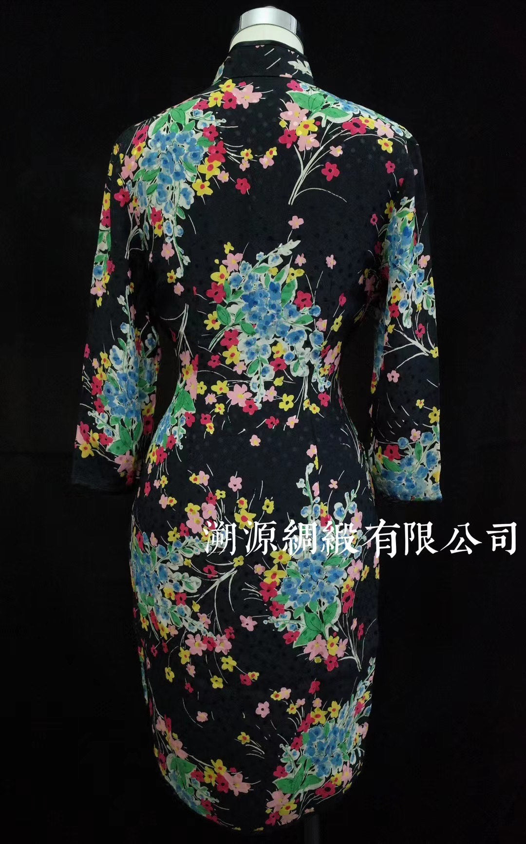 60年代 - 港式波点暗纹印花 雪纺纱多色花束 中长袖 中长款 古董旗袍：【摩登花语】| 1960s - Hong Kong Style Polka Dot Textured Print Chiffon Multi-Color Floral Bouquet Mid-Length Sleeve Antique Qipao: "Modern Bloom"