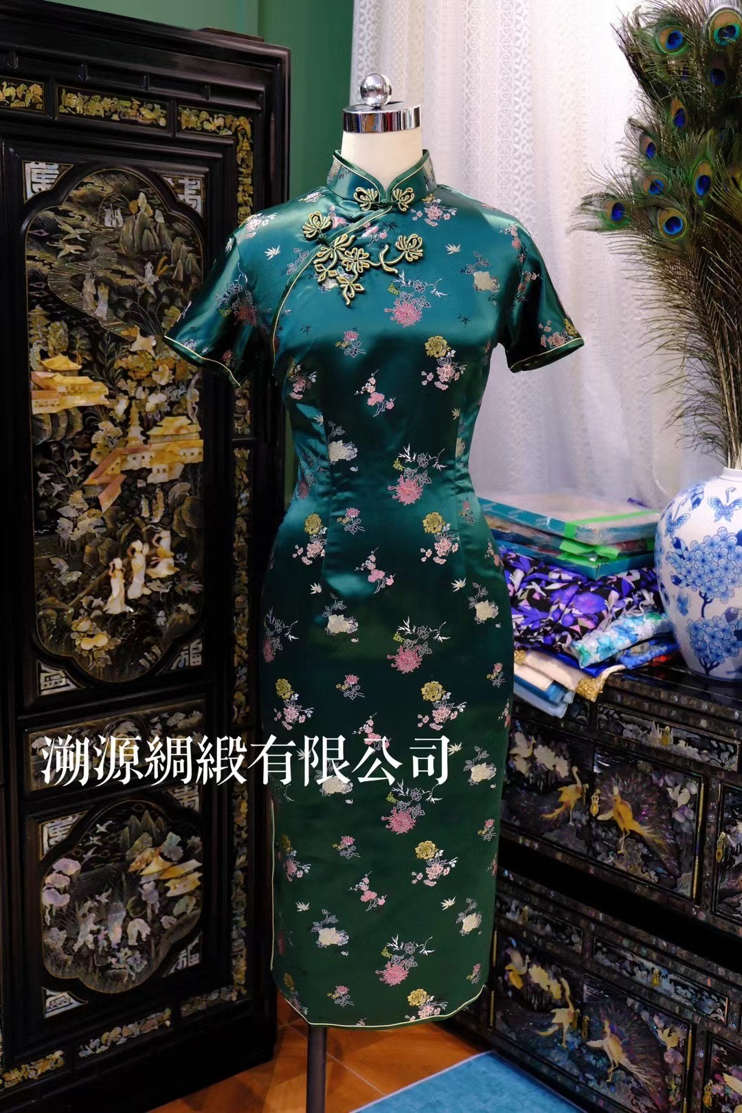 60年代 - 港式墨绿真丝织锦缎 梅兰竹菊团花 嵌丝硬花盘扣收腰中长款古董旗袍：【竹影凝翠】| 1960s - Hong Kong Style Dark Green Silk Brocade Qipao with Plum, Orchid, Bamboo, Chrysanthemum Motif, Hard-Woven Knot Buttons, Fitted Mid-Length Antique Style: "Bamboo Shadow, Jade Green"