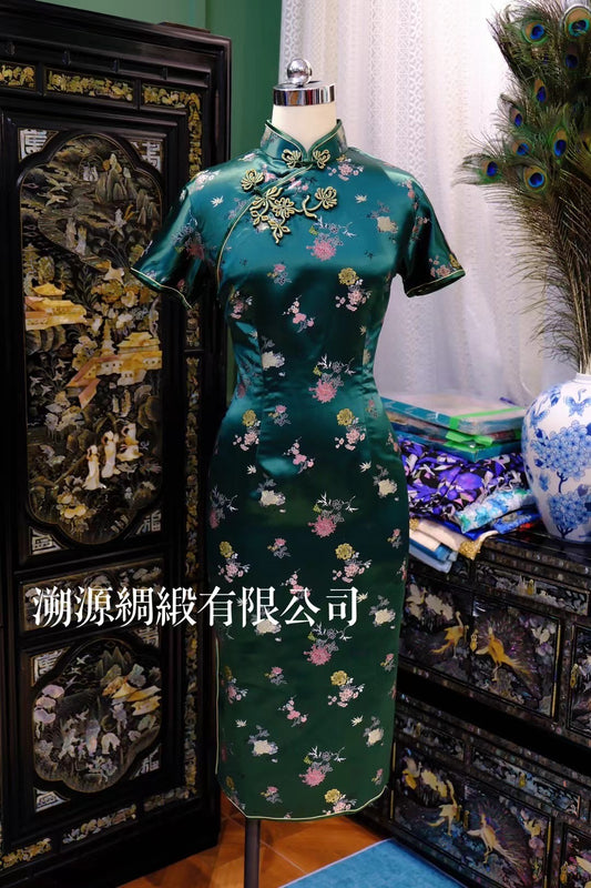 60年代 - 港式墨绿真丝织锦缎 梅兰竹菊团花 嵌丝硬花盘扣收腰中长款古董旗袍：【竹影凝翠】| 1960s - Hong Kong Style Dark Green Silk Brocade Qipao with Plum, Orchid, Bamboo, Chrysanthemum Motif, Hard-Woven Knot Buttons, Fitted Mid-Length Antique Style: "Bamboo Shadow, Jade Green"