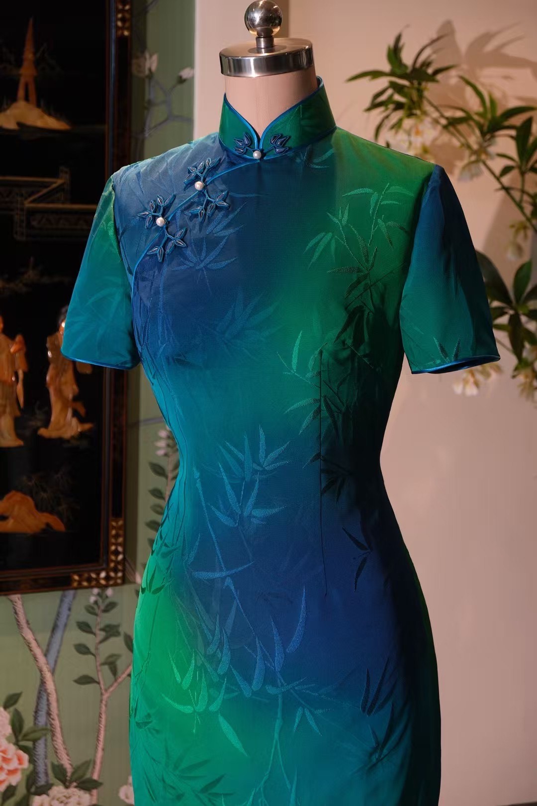 客订结缘 - 墨竹入画：青翠绿与宝石蓝渐变提花旗袍，配珠光手作盘扣 | Customized Design - Ink Bamboo Painting: Jade Green to Sapphire Blue Ombre Brocade Cheongsam with Pearlescent Frog Buttons