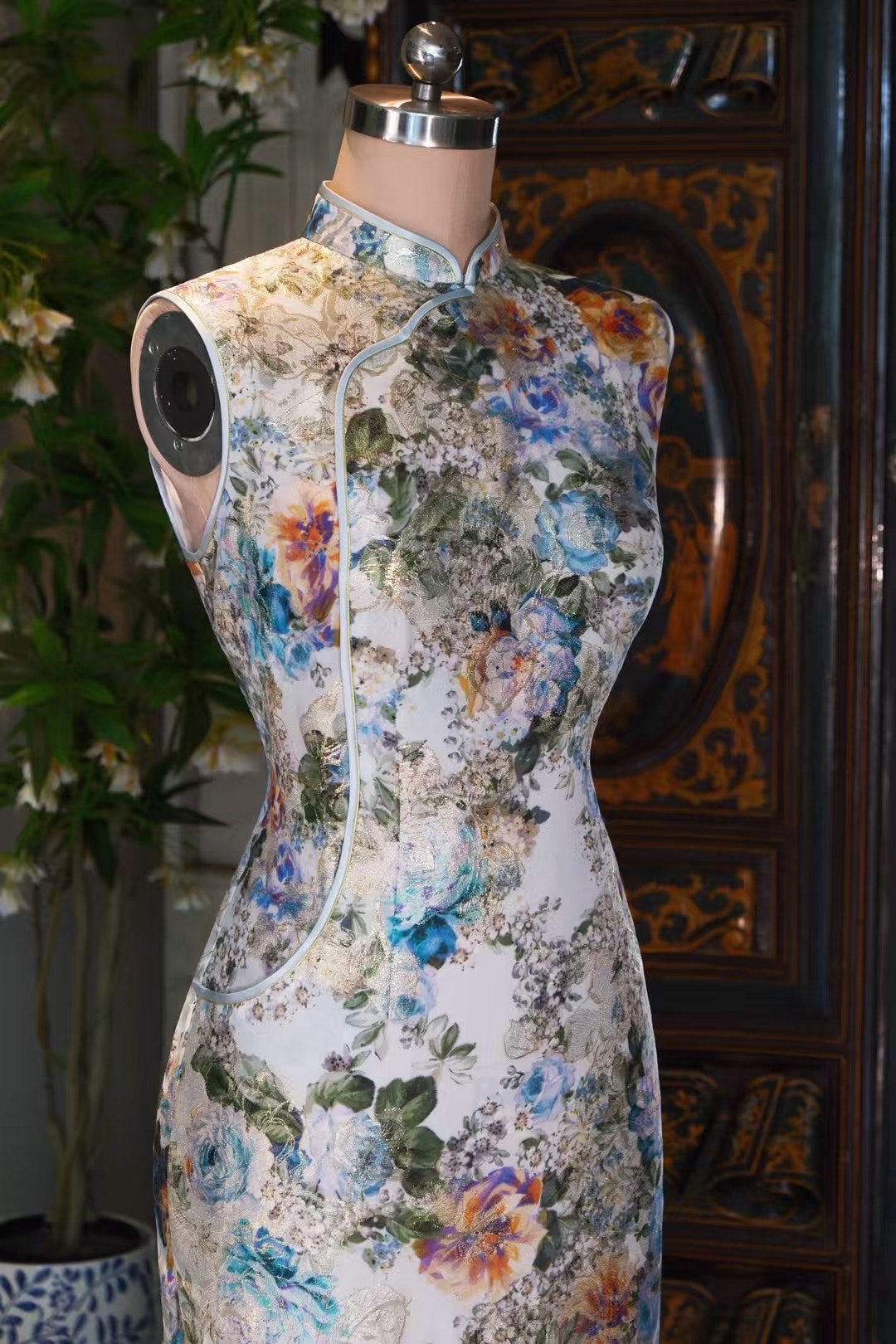 客定结缘 - Ruffo coli 织金莫奈：印象派光影无袖旗袍 |  Customized Design - Ruffo coli Woven Gold: Impressionist Light & Shadow Sleeveless Qipao