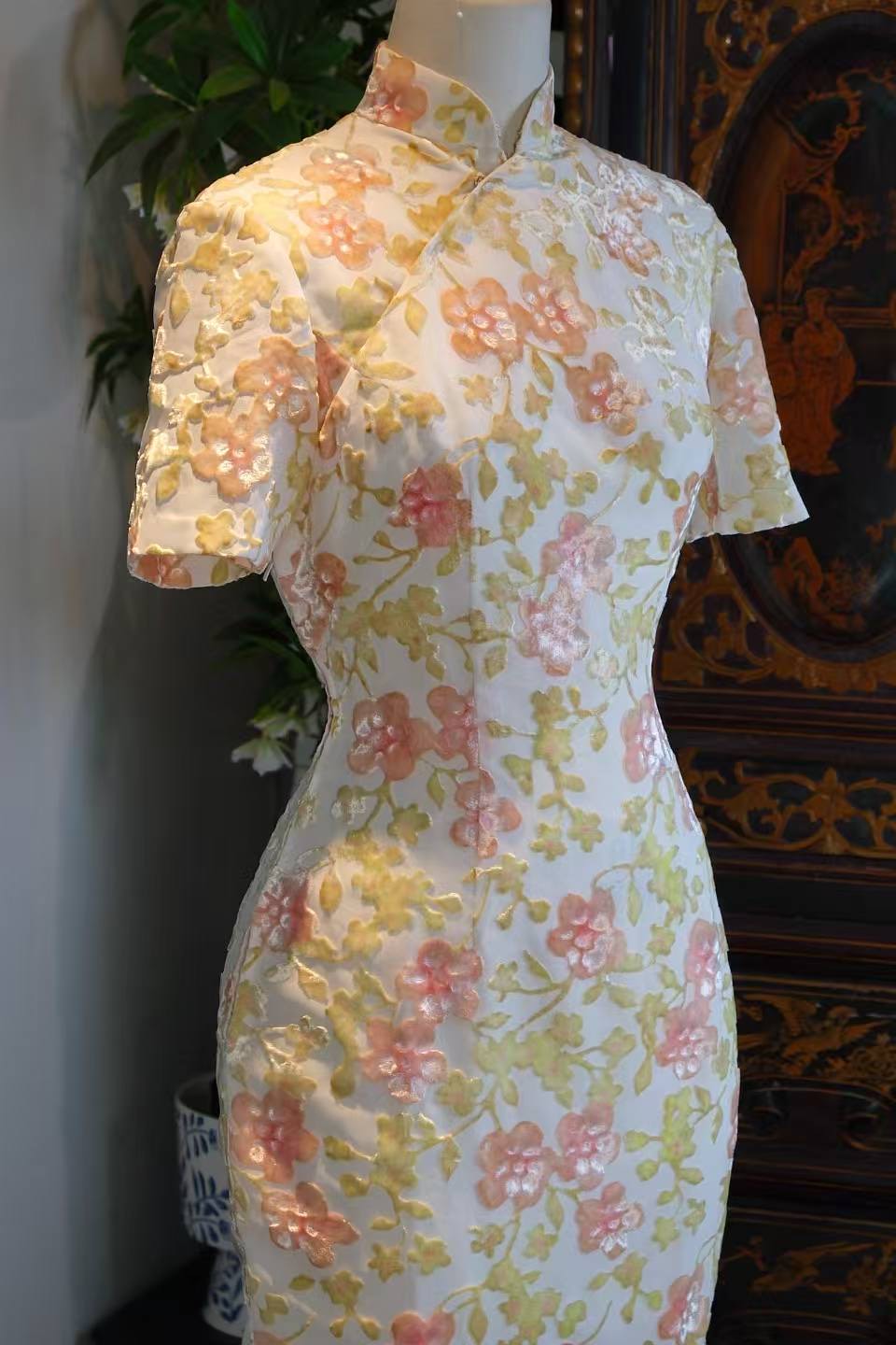 60年代 - 六十年代烧花丝绒手绘晕染台湾产古董旗袍 | 1960s - 1960s Taiwanese Antique Qipao: Burn-out Velvet with Hand-Painted Gradient