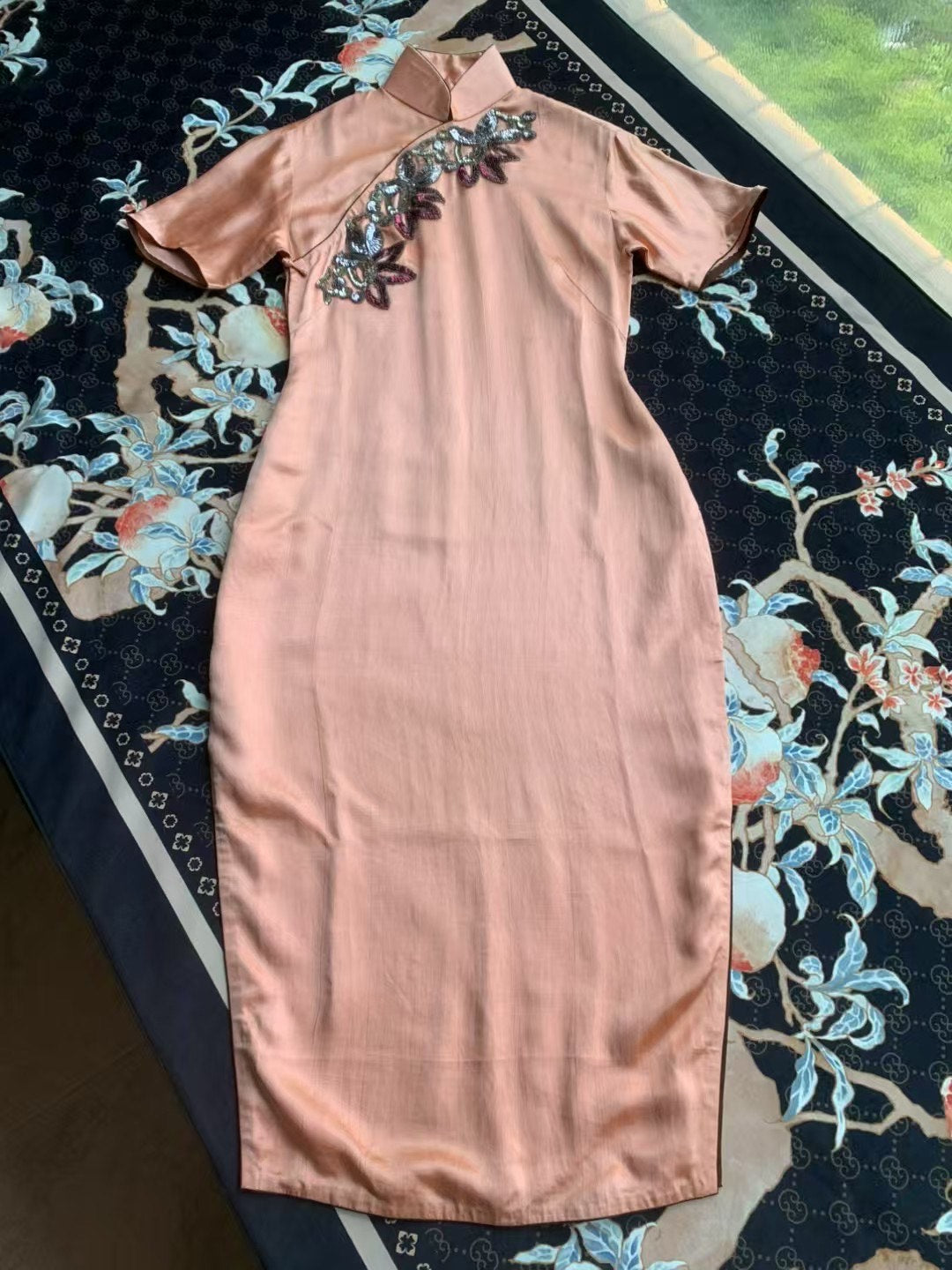 50年代 - 流光溢彩・蝦粉素緞・咖啡香绲・古董手工珠繡旗袍 / 1950s - Glimmering Radiance - Shrimp Pink Plain Satin - Coffee Trim Hand-Sewn Antique Beaded Qipao