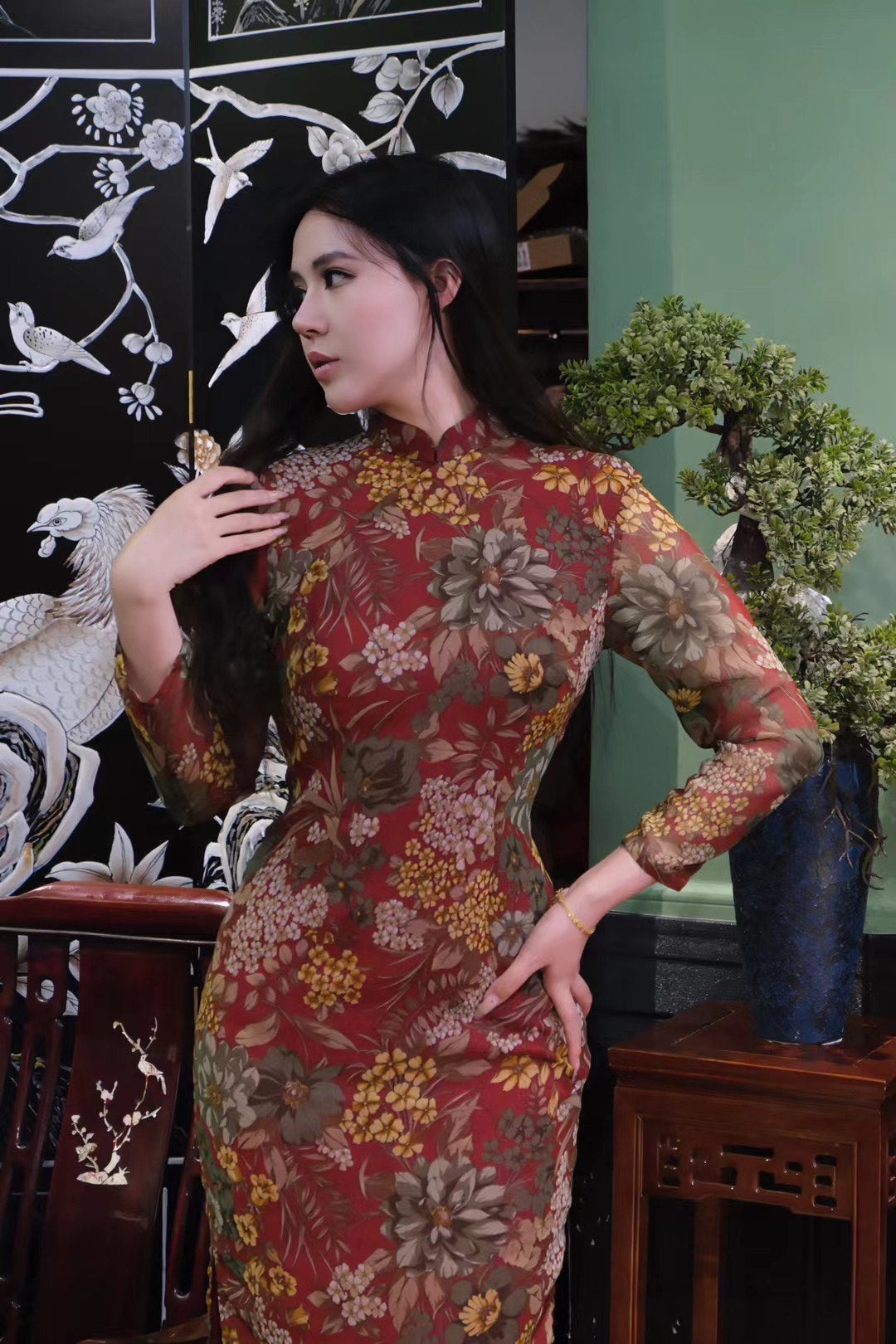 60年代 -《古典风华·暗香疏影》：一袭复古花卉图腾长款旗袍，尽显东方雅韵与含蓄之美 | 1960s - "Classical Grandeur, Subtle Fragrance and Silhouette": A Long Qipao Featuring a Retro Floral Totem, Fully Showcasing Oriental Elegance and Reserved Beauty