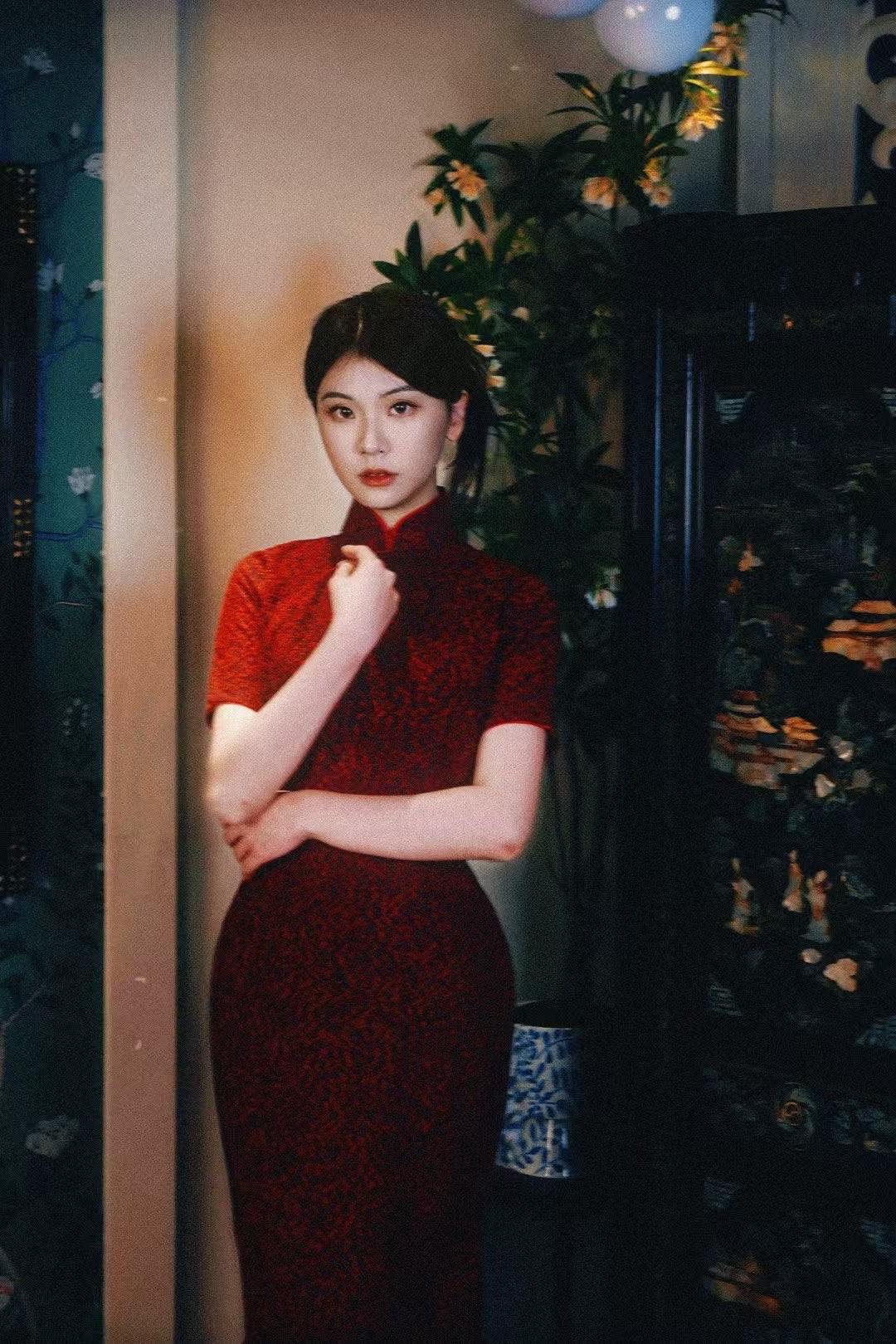 50年代 - 酒红蔷薇•暗纹提花短袖修身中长旗袍 | 1950s - Crimson Rose: Jacquard Short-Sleeve Mid-Length Form-Fitting Cheongsam