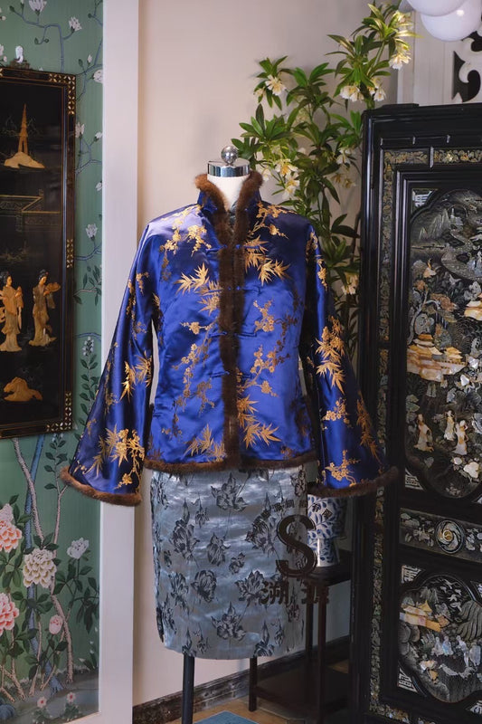 客订结缘 - 【皇家冬狩】夜蓝金绣：貂毛立领真丝短袄——竹梅报春图 | Customized Design - "Royal Winter Hunt" Midnight Blue & Gold Embroidery: Mink-Trimmed Silk Jacket – Bamboo & Plum Blossom Motif