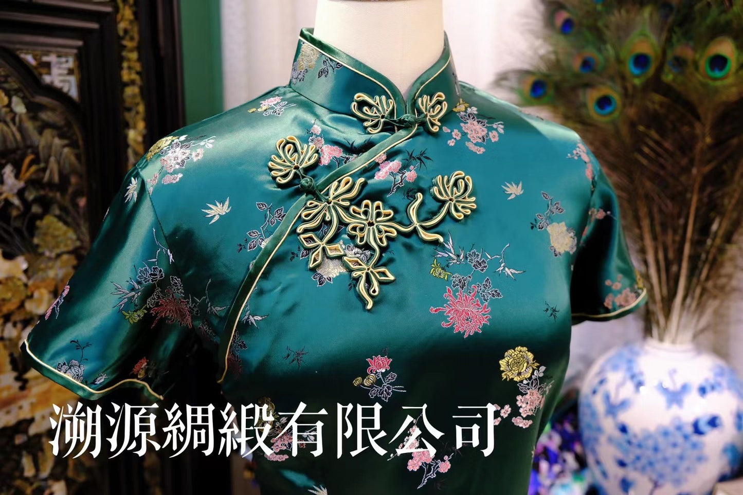 60年代 - 港式墨绿真丝织锦缎 梅兰竹菊团花 嵌丝硬花盘扣收腰中长款古董旗袍：【竹影凝翠】| 1960s - Hong Kong Style Dark Green Silk Brocade Qipao with Plum, Orchid, Bamboo, Chrysanthemum Motif, Hard-Woven Knot Buttons, Fitted Mid-Length Antique Style: "Bamboo Shadow, Jade Green"