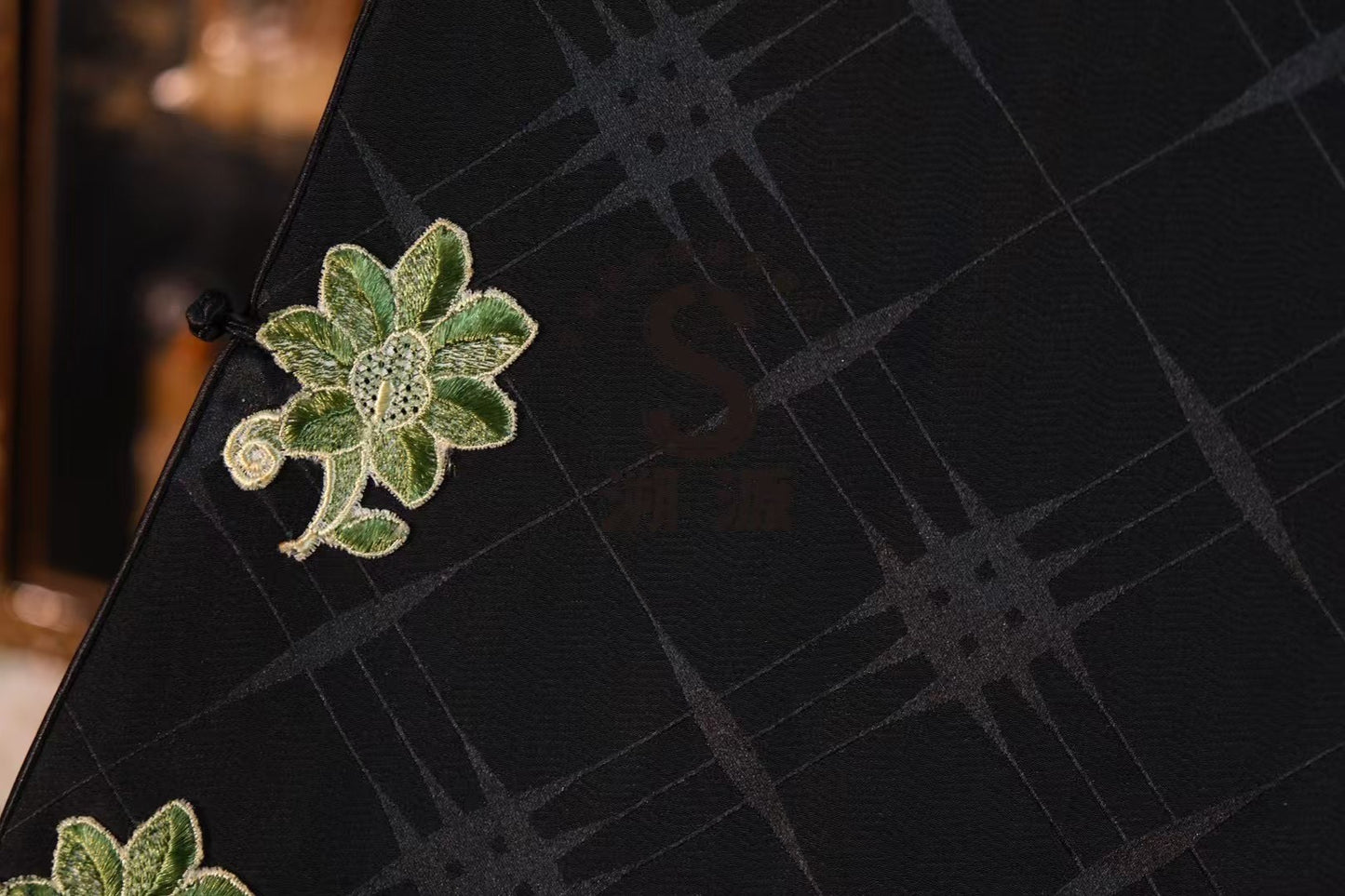 30年代 -【Art Deco民国袍】午夜星辰：几何暗纹绿萼梅刺绣旗袍 | 1930s - "Midnight Stardust": The Art Deco Geometric Silk Cheongsam with Green Blossom Embroidery