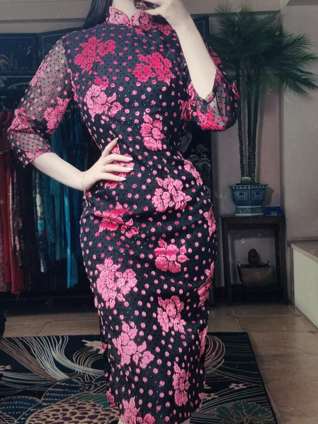 60年代 - 六零年代・桃粉繁花・織金波點・燒花絲絨古董港式旗袍 / 1960s - The Sixties Pink Bloom - Gold-Woven Polka Dots - Burnout Velvet Antique Hong Kong Qipao