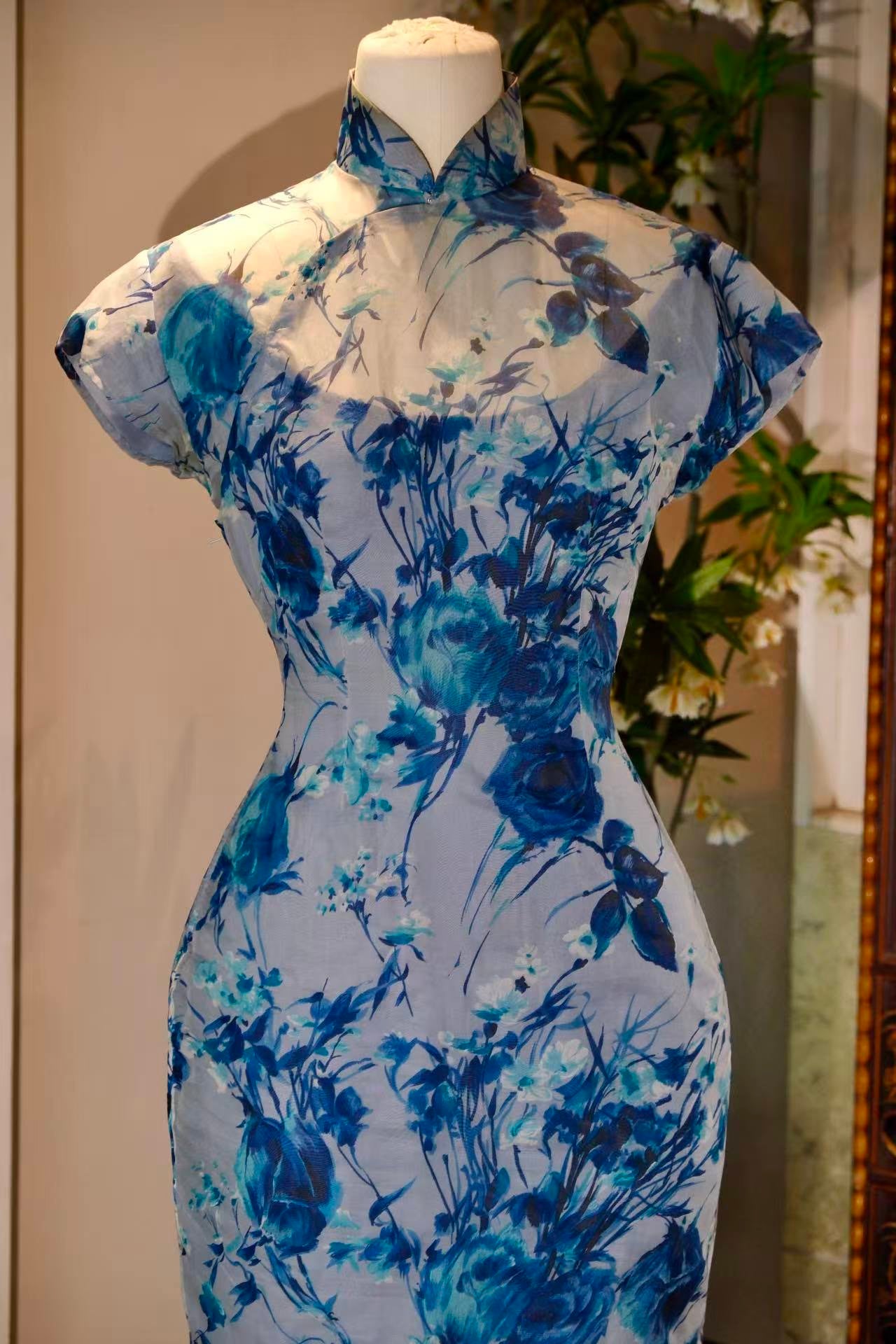 50 年代 -  蓝墨写意·五十年代天水碧薄纱挖袖蓝玫瑰旗袍 | 1950s - Blue Ink Poetics: 1950s Sky-Water Blue Organza Cheongsam with Cutout Sleeves and Blue Roses