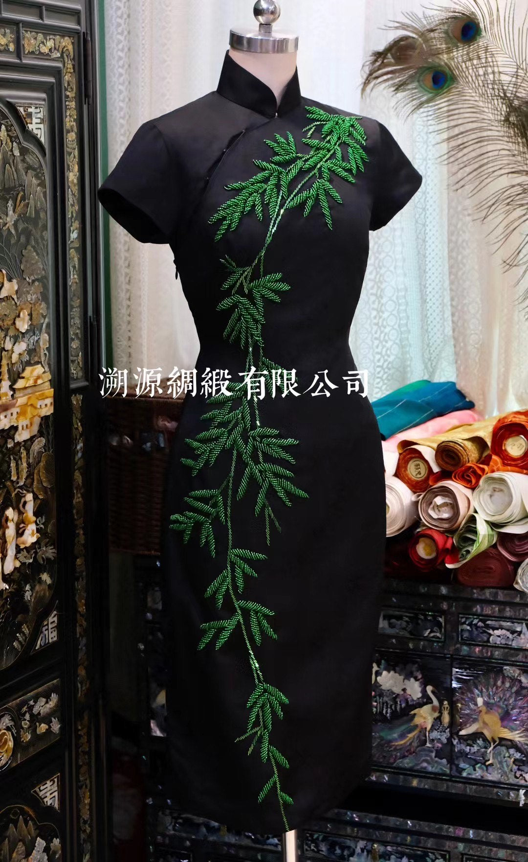 高定成衣 - 【溯源】典藏华服：冰碧寒夜聳，簫韶風晝羅——手工“珠绣翠竹”旗袍 | Luxury Ready-to-Wear (RTW) - 【Sù Yuán】Archival Garment: "Ice Jade Cold Night Peaks, Flute Music Day-Gauze" — Hand-Beaded Bamboo Qipao