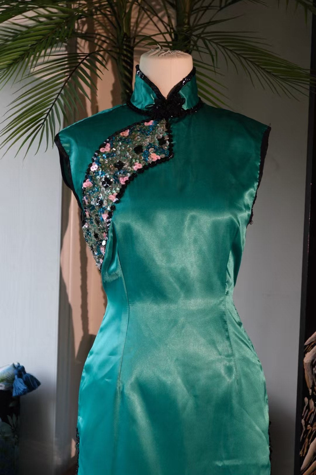 60年代 -【馆藏级】流光溢彩宝石绿 钉珠亮片绲边 曳地花瓶版型 贵雅旗袍礼服 | 1960s - "Museum-Quality" Glistening Jewel-Toned Emerald Green Qipao Gown with Beaded Sequin Embroidery, Piping Trim, and Floor-Length "Vase" Silhouette