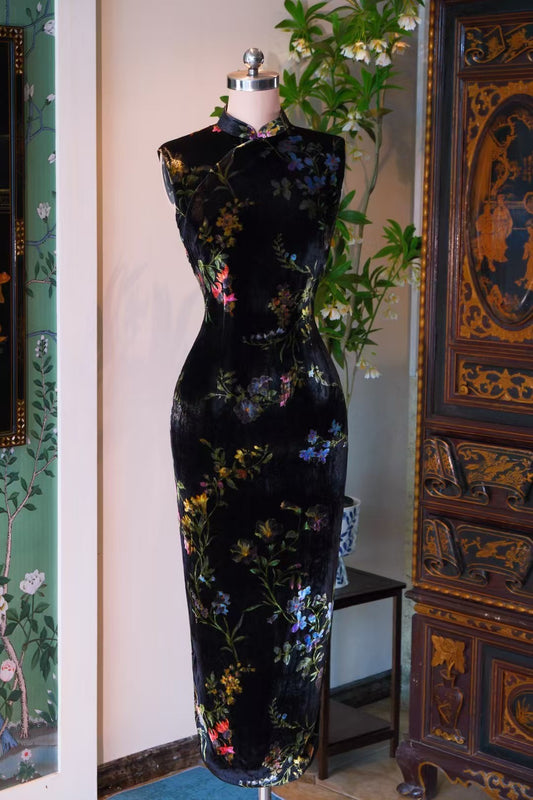 客定结缘 - 暗夜浮光·Ruffo coli 高定无袖印花真丝绒旗袍（洛可可花园主题）| Customized Design - The Night Bloom: Ruffo coli Haute Couture Sleeveless Qipao in Printed Silk Velvet (Rococo Garden Motif)